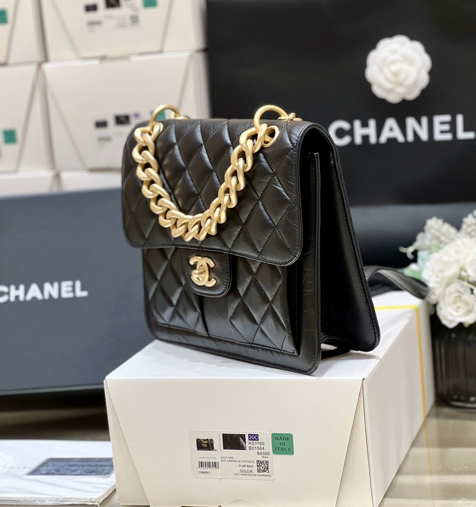 25S CHANEL MEDIUM FLAP BAG 25 IN BLACK CALFSKIN GOLD HARDWARE