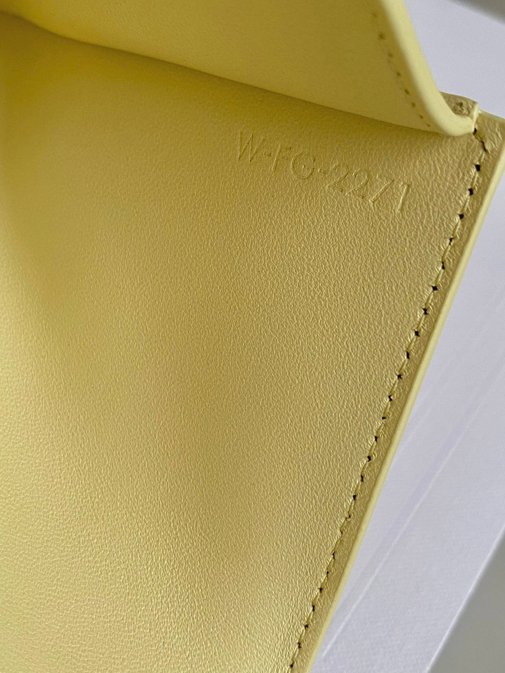 TRIOMPHE 9 WALLET TWO-IN-ONE YELLOW PASTEL CALFSKIN