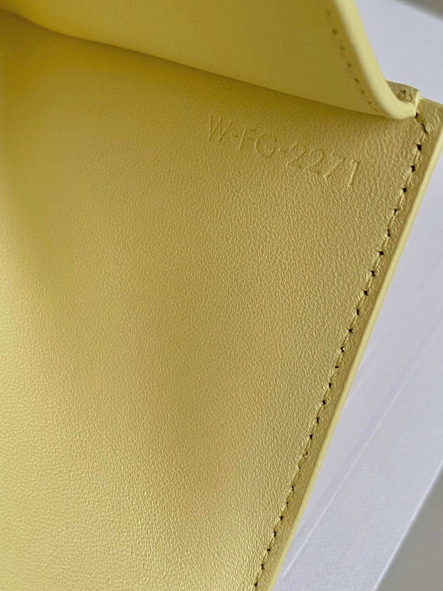 TRIOMPHE 9 WALLET TWO-IN-ONE YELLOW PASTEL CALFSKIN