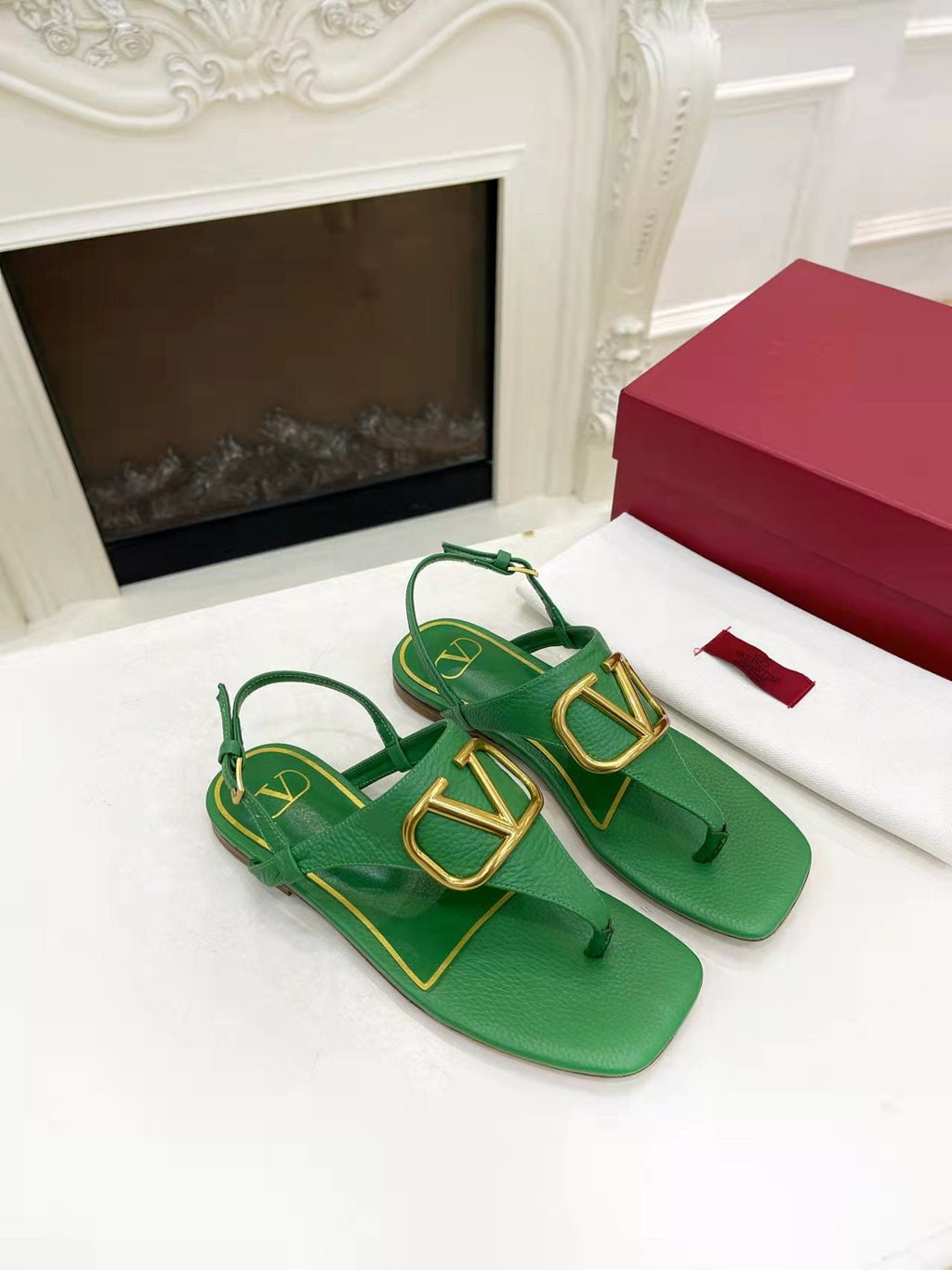 THONG SANDALS IN EMERALD GREEN CALFSKIN WITH GOLD LOGO