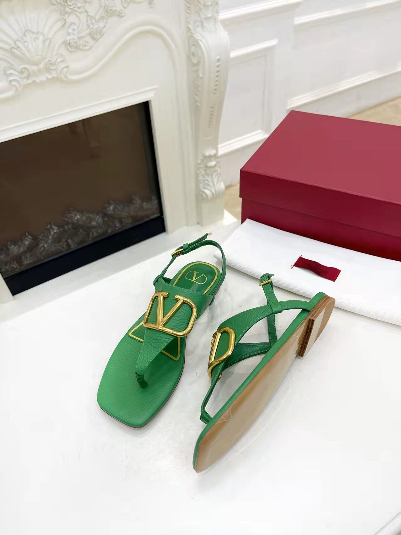 THONG SANDALS IN EMERALD GREEN CALFSKIN WITH GOLD LOGO