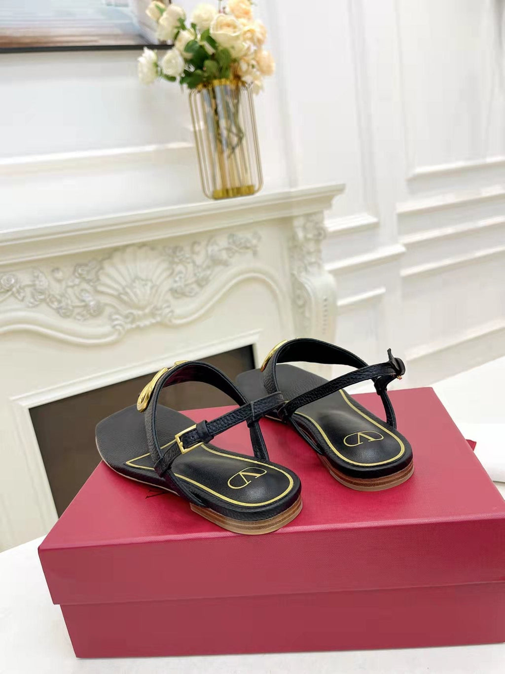 THONG SANDALS IN BLACK CALFSKIN WITH GOLD LOGO