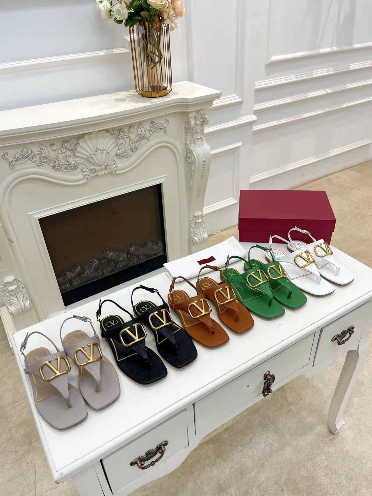 THONG SANDALS IN BLACK CALFSKIN WITH GOLD LOGO