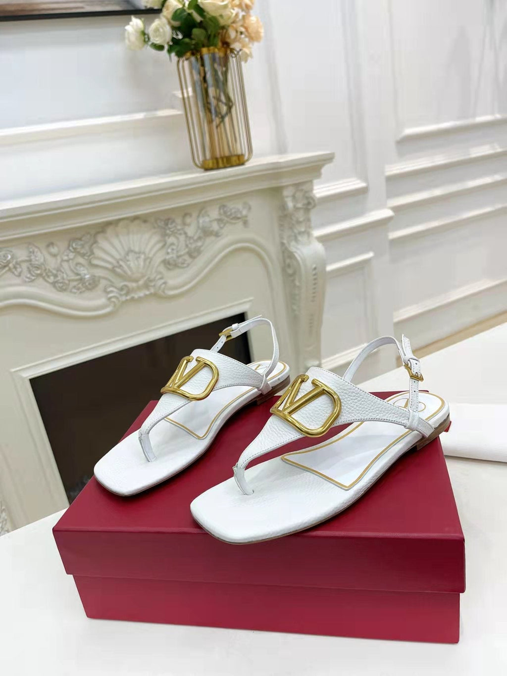 THONG SANDALS IN WHITE CALFSKIN WITH GOLD LOGO