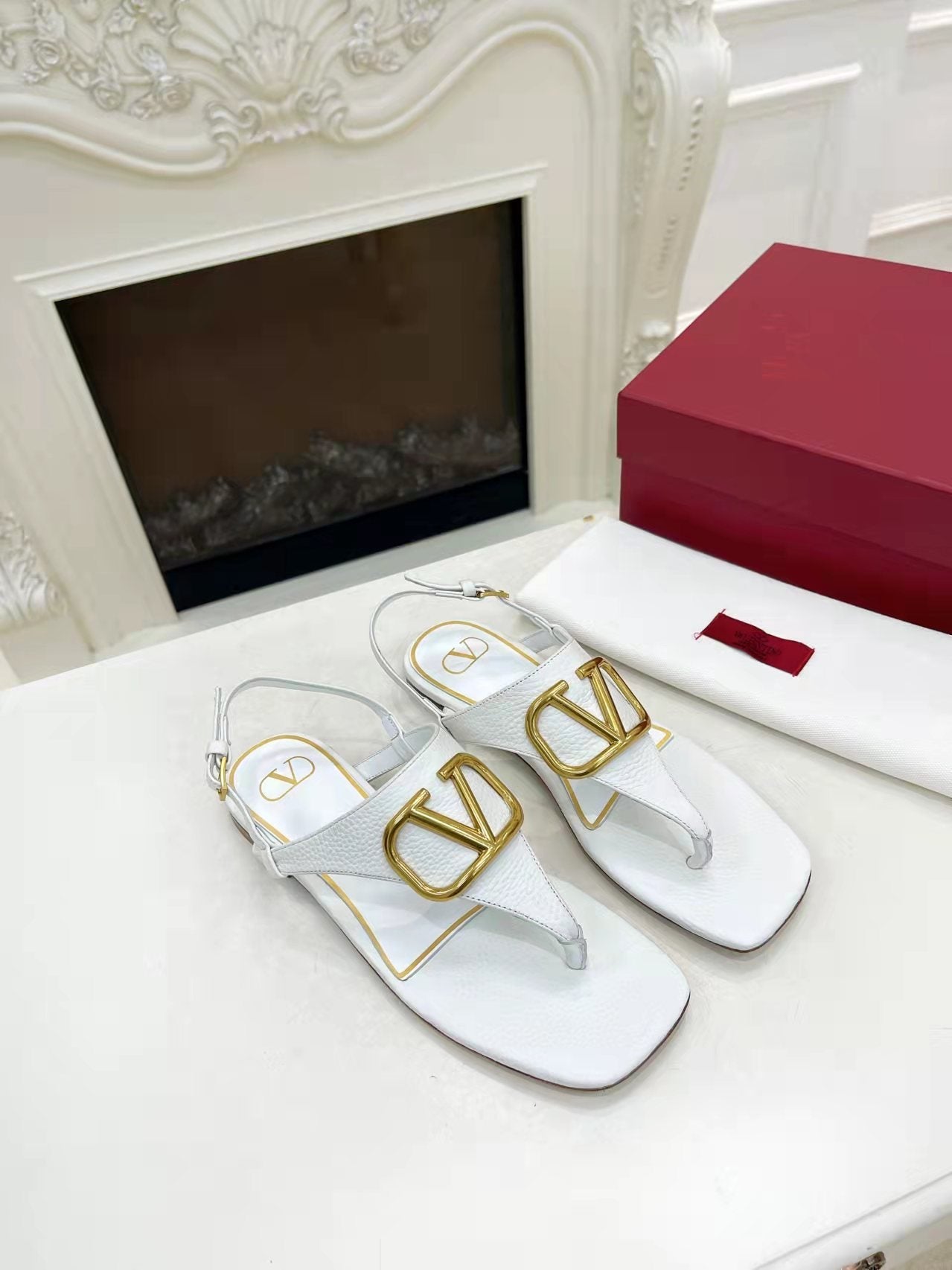 THONG SANDALS IN WHITE CALFSKIN WITH GOLD LOGO