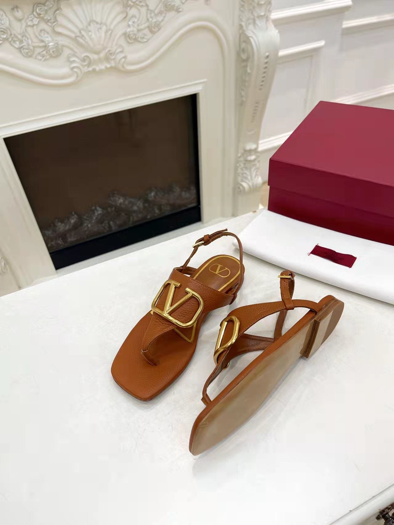 THONG SANDALS IN BRONZE BROWN CALFSKIN WITH GOLD LOGO