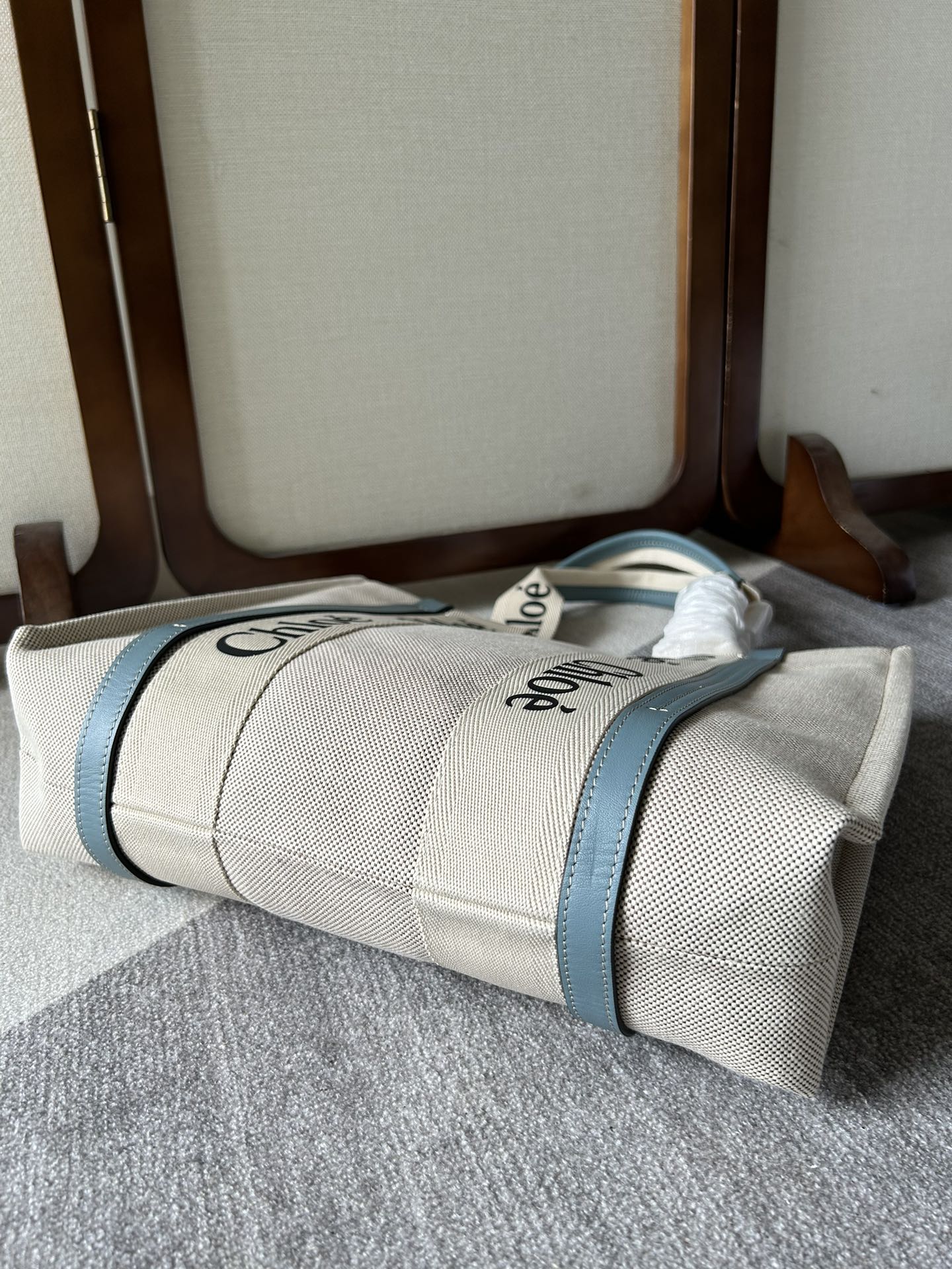 LAGRE WOODY TOTE BAG 45 IN BEIGE LINEN CANVAS BLACK WEBBING LOGO EMBROIDER BLUE CALFSKIN