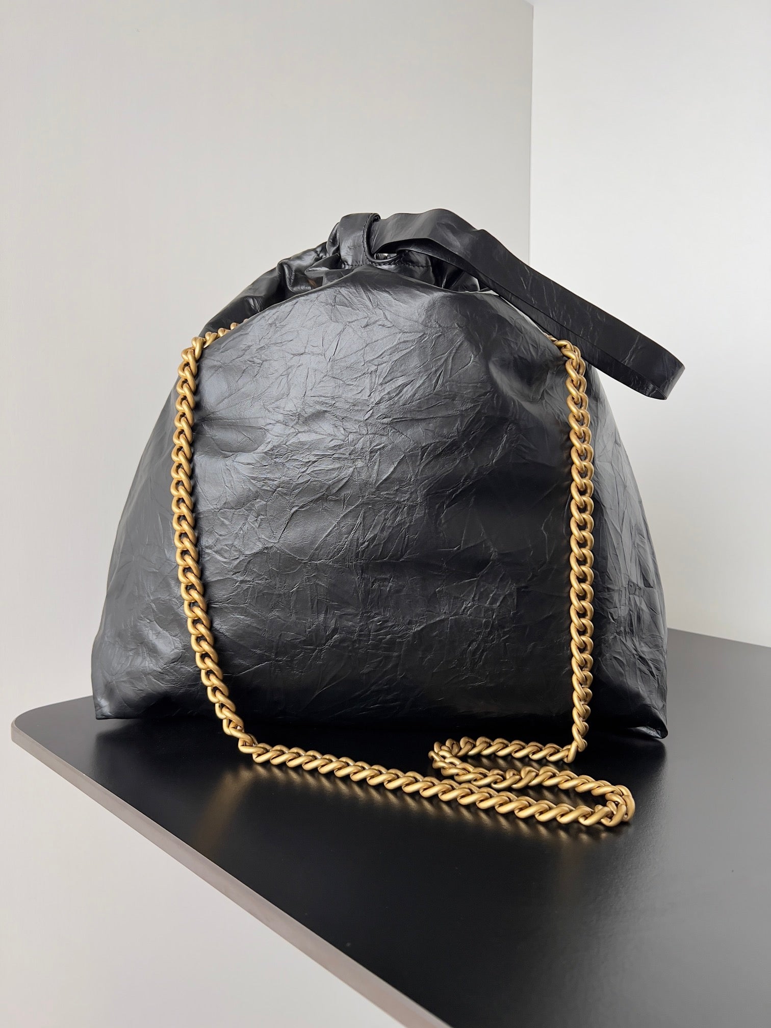 CRUSH LARGE TOTE BAG 46 IN BLACK CRUSHED CALFSKIN GOLD HARDWARE
