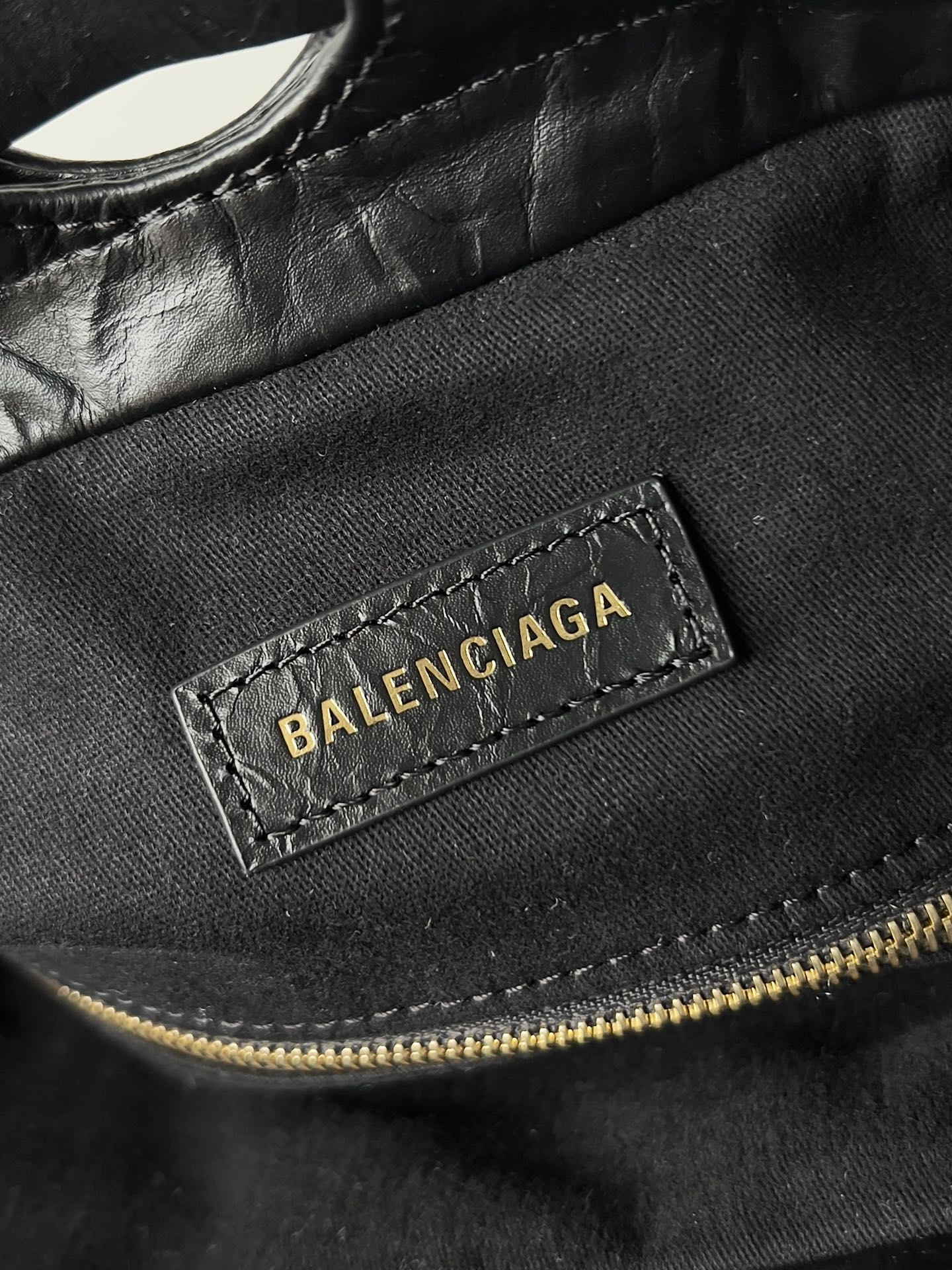 CRUSH LARGE TOTE BAG 46 IN BLACK CRUSHED CALFSKIN GOLD HARDWARE