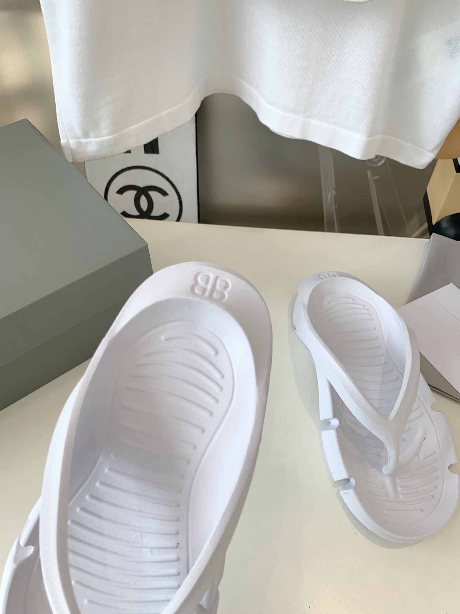 THONG SANDALS IN WHITE RUBBER