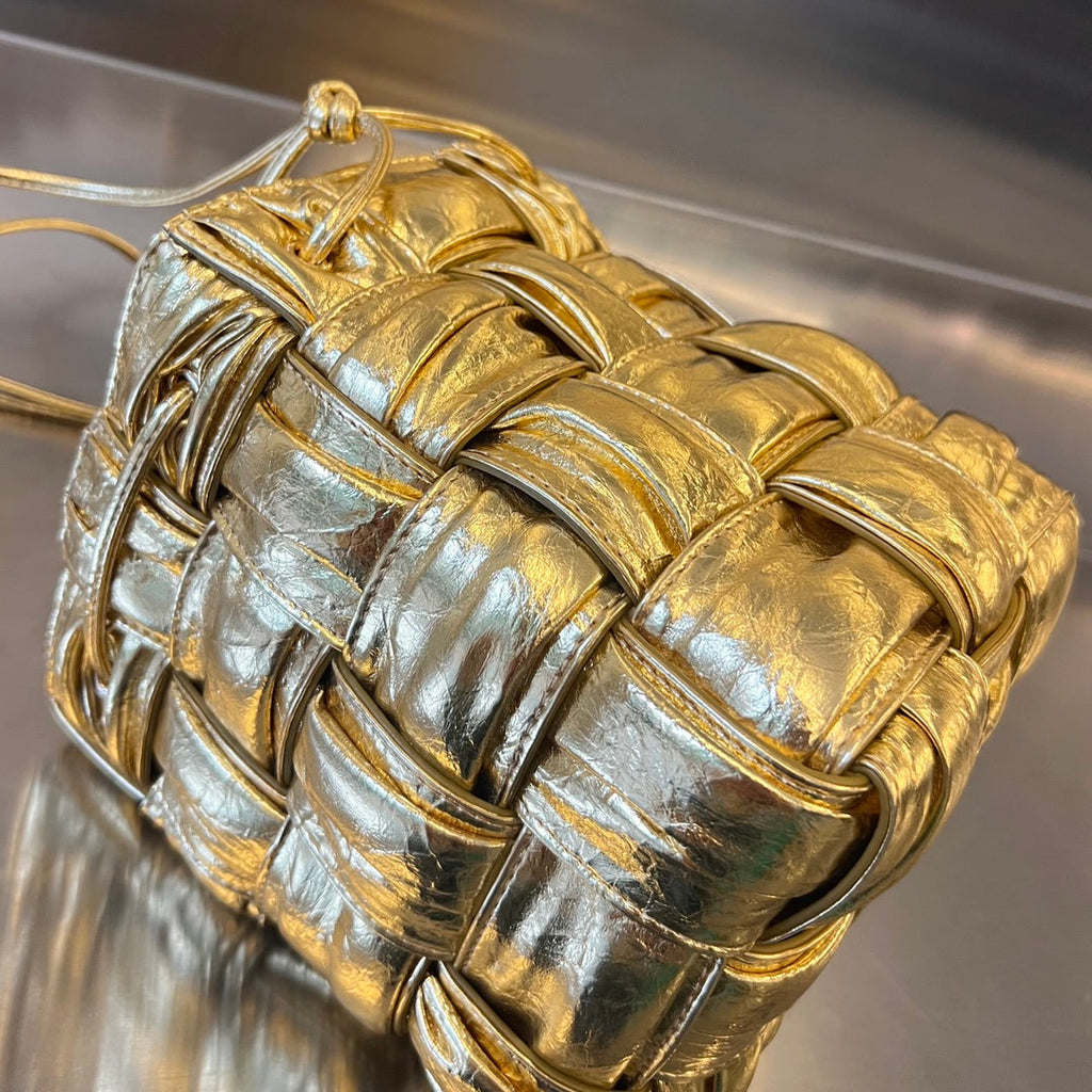 SMALL CASSETTE BUCKET 18 IN GOLD METALLIC SOFT LAMBSKIN