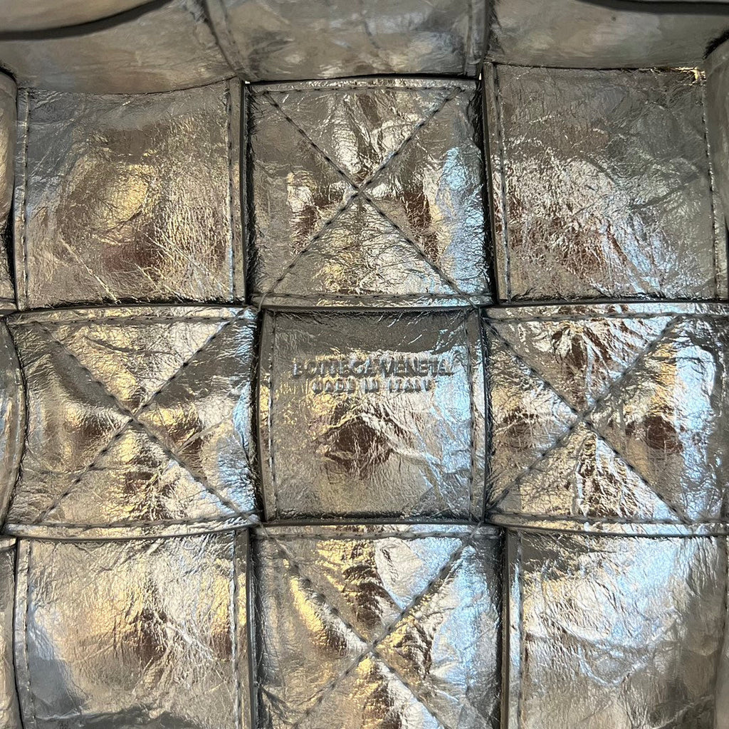 SMALL CASSETTE BUCKET 18 IN SILVER METALLIC SOFT LAMBSKIN