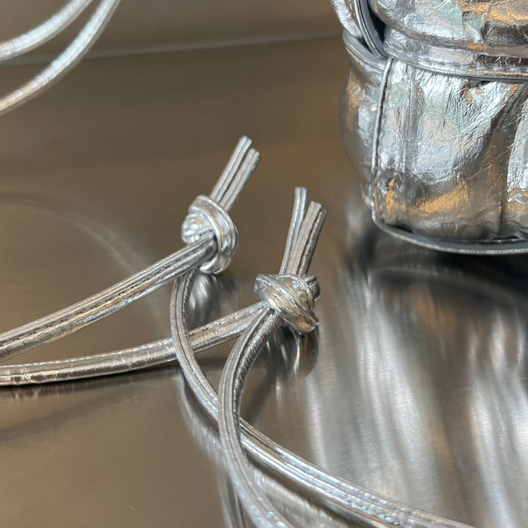 SMALL CASSETTE BUCKET 18 IN SILVER METALLIC SOFT LAMBSKIN