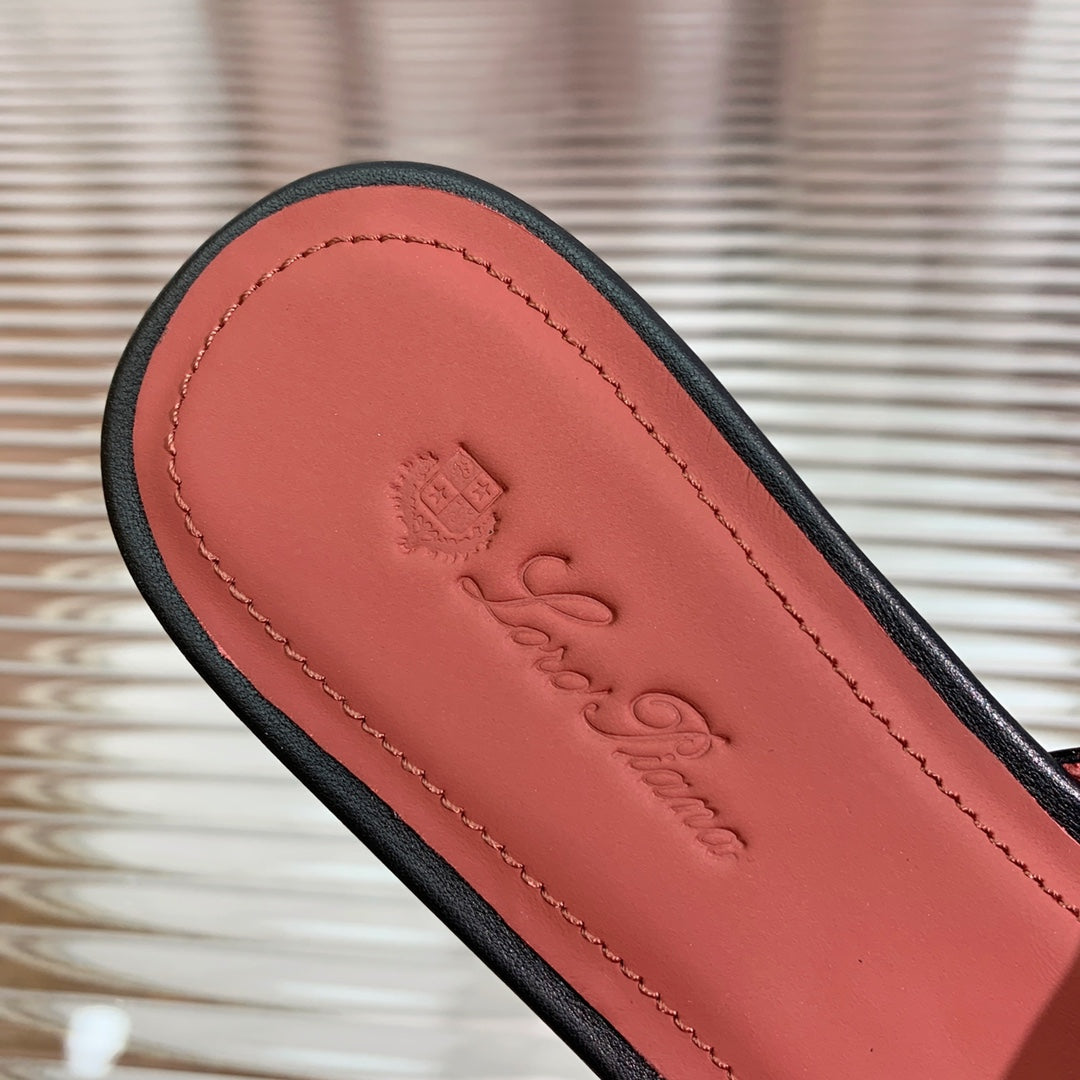 LP SPRIGHTLY CHARMS FLAT SANDAL WHITE AND BLACK CALFSKIN