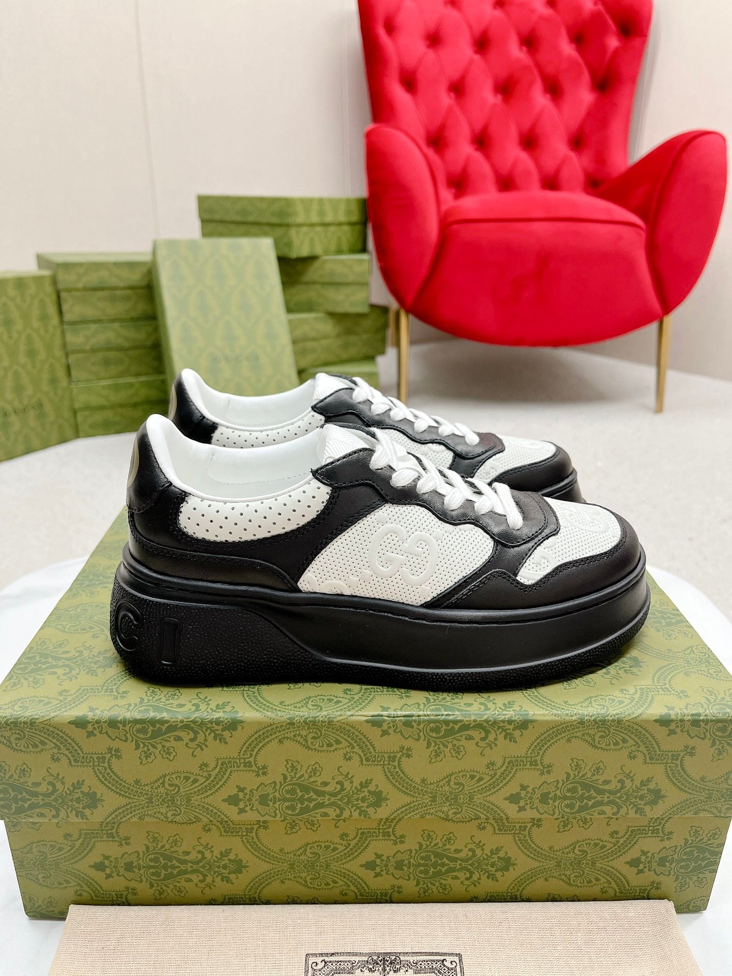 GG EMBOSSED TRAINER BLACK AND WHITE CALFSKIN