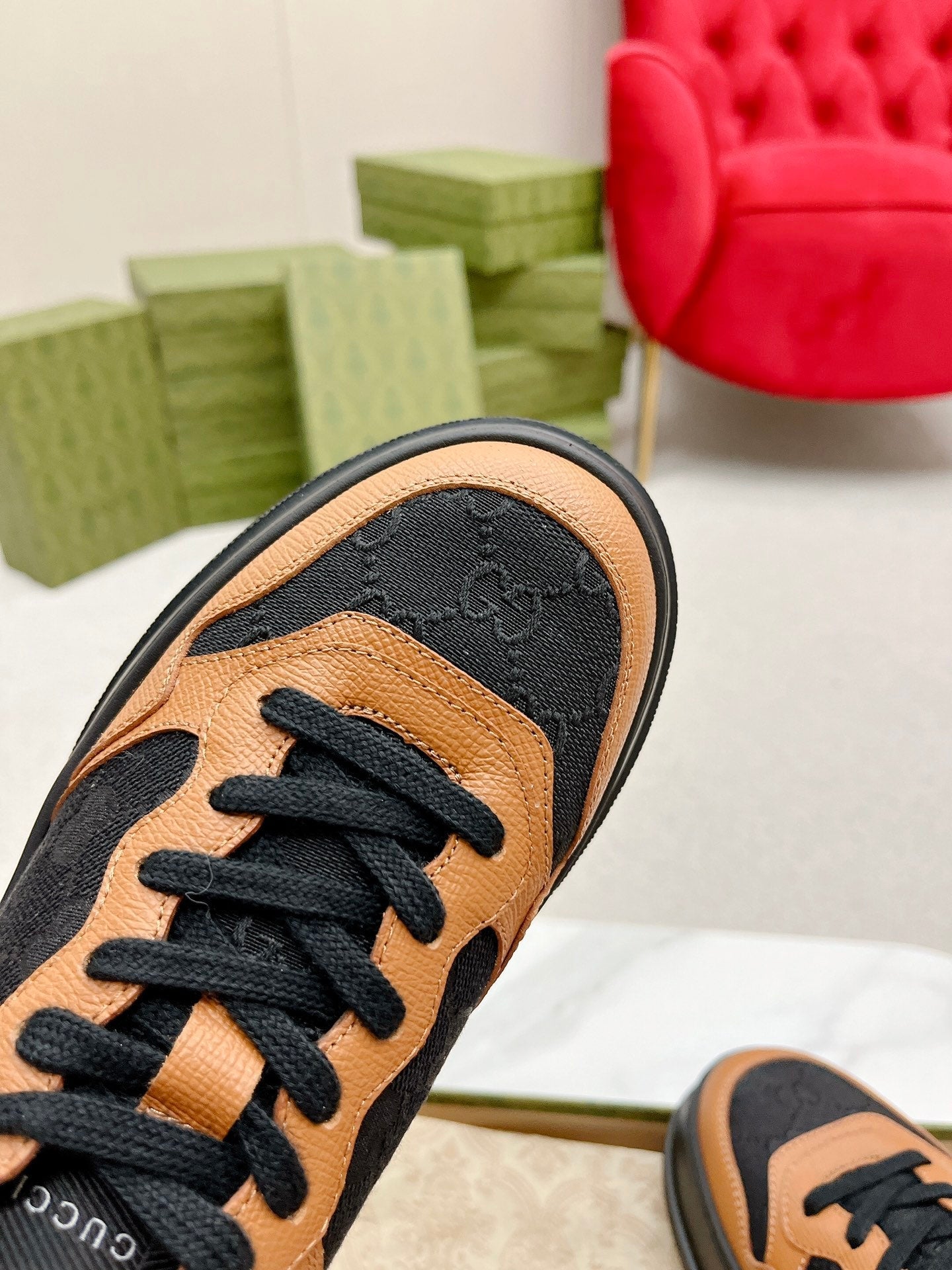 GG TRAINER BLACK AND TAWNY CALFSKIN