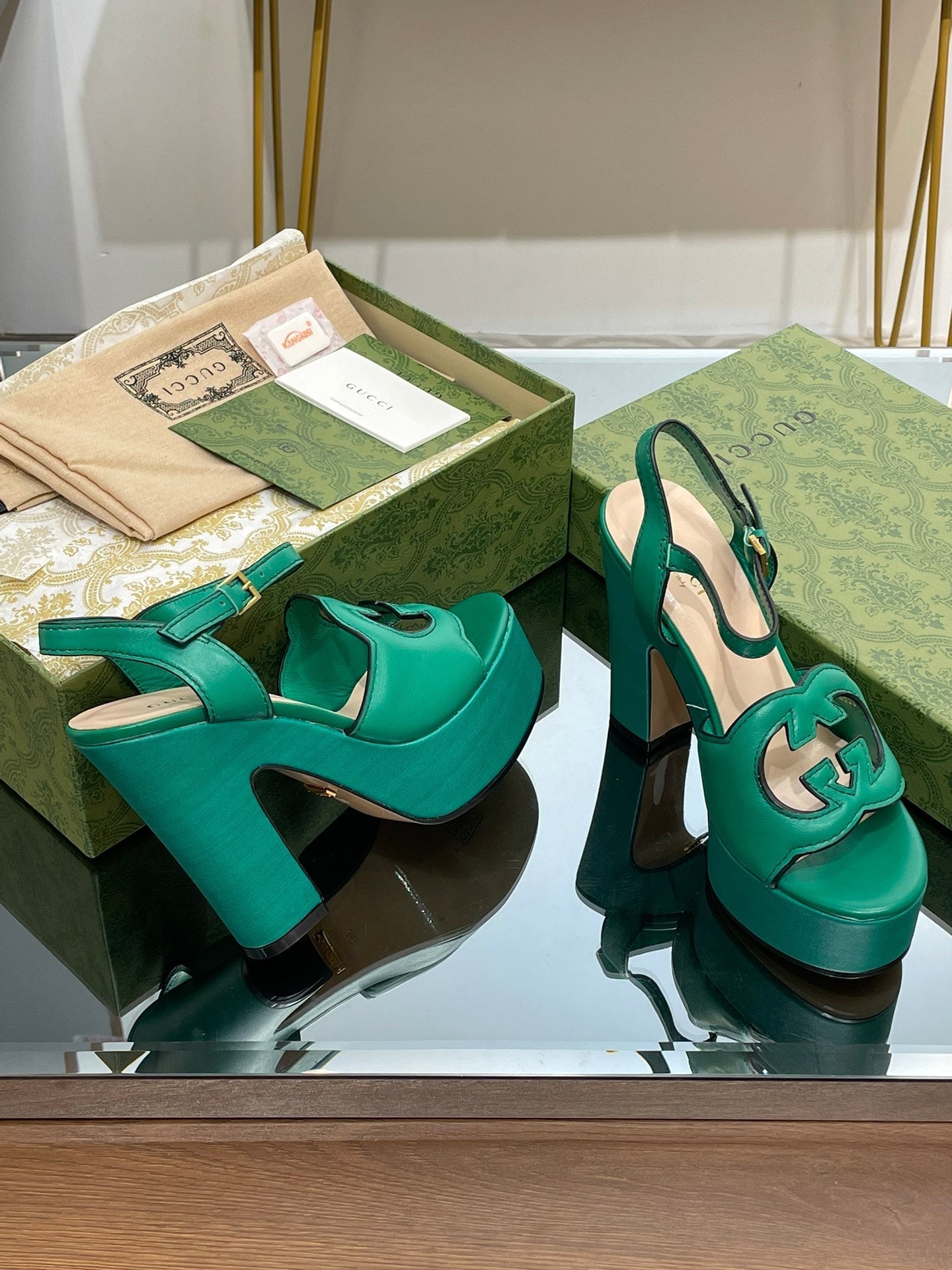GG 120 INTERLOCKING G SANDAL JADE GREEN CALFSKIN