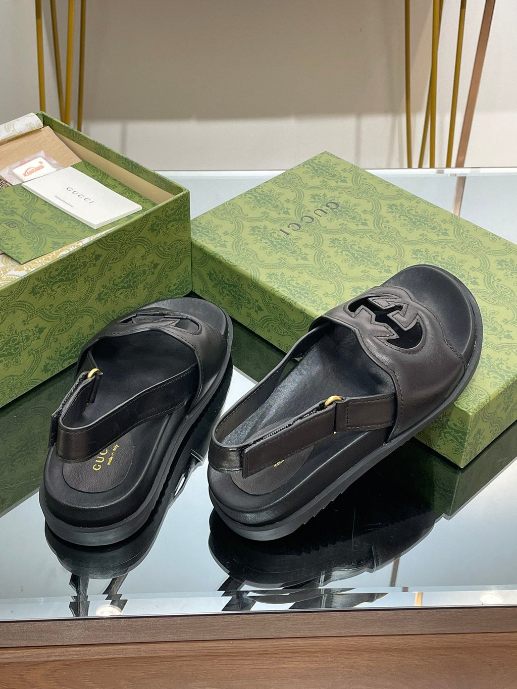 GG INTERLOCKING G CUT OUT SANDAL BLACK LAMBSKIN