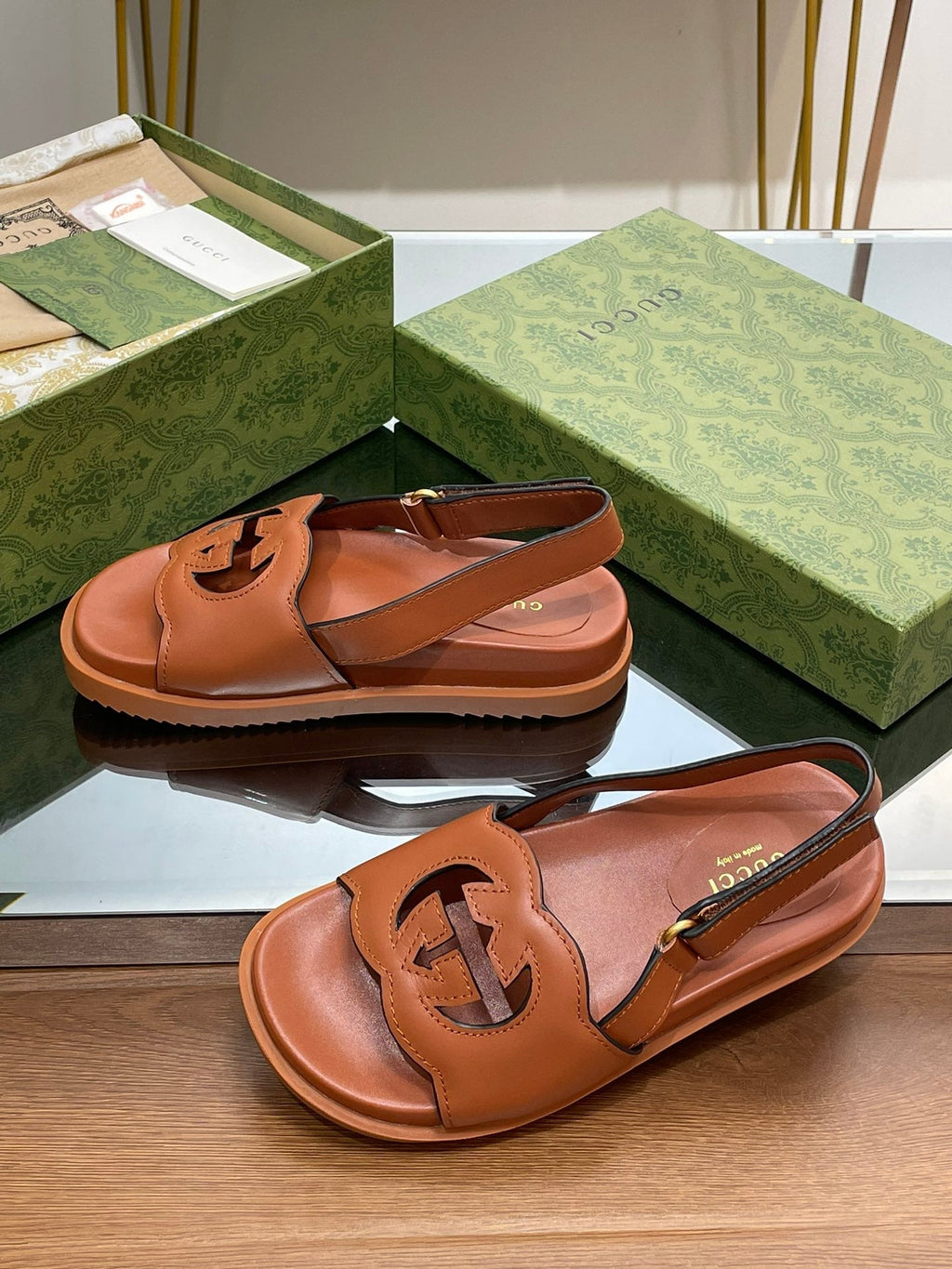 GG INTERLOCKING G CUT OUT SANDAL CARAMEL LAMBSKIN