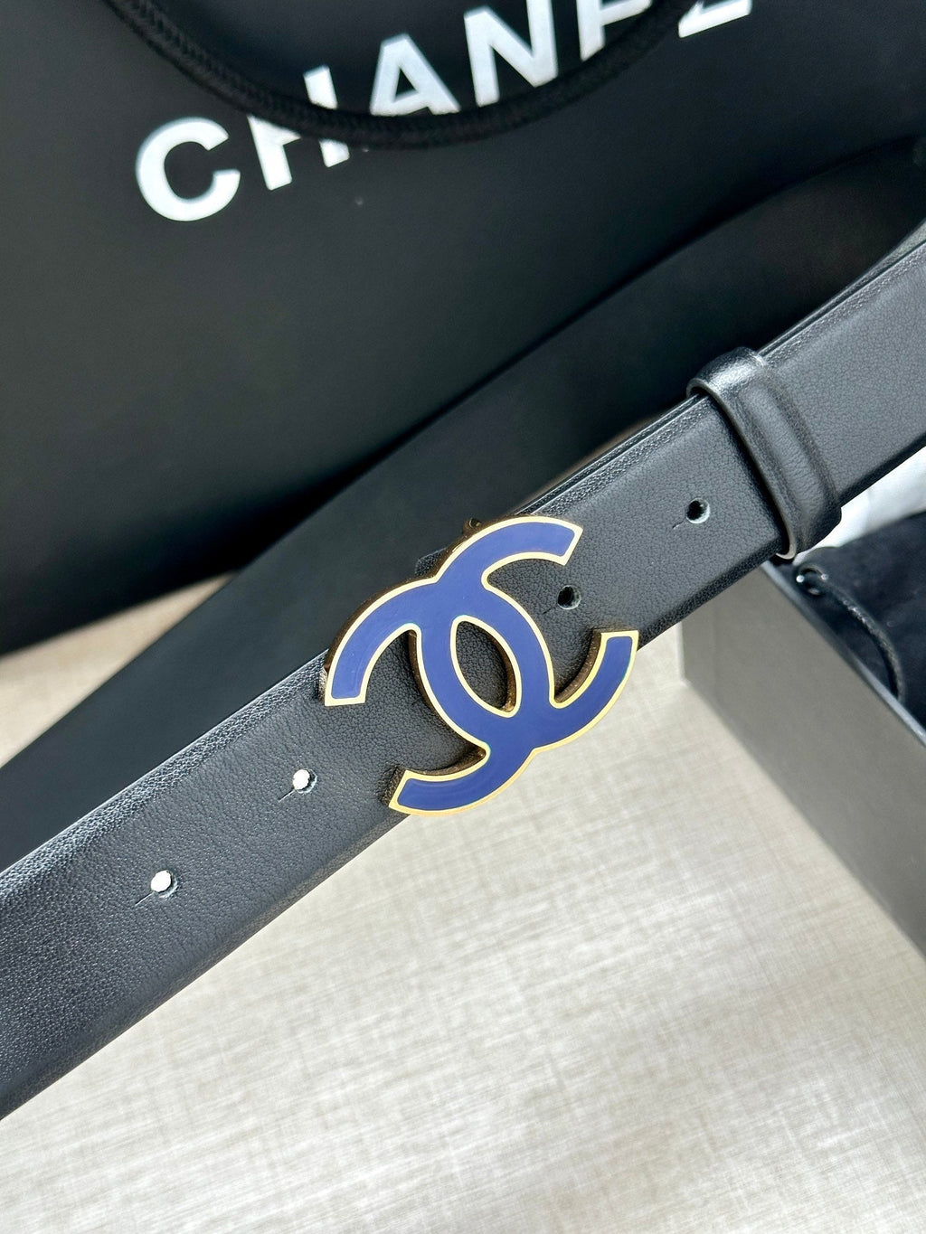 CC 30MM BELT IN BLACK SMOOTH CALFSKIN WITH NAVY BLUE METAL LOGO