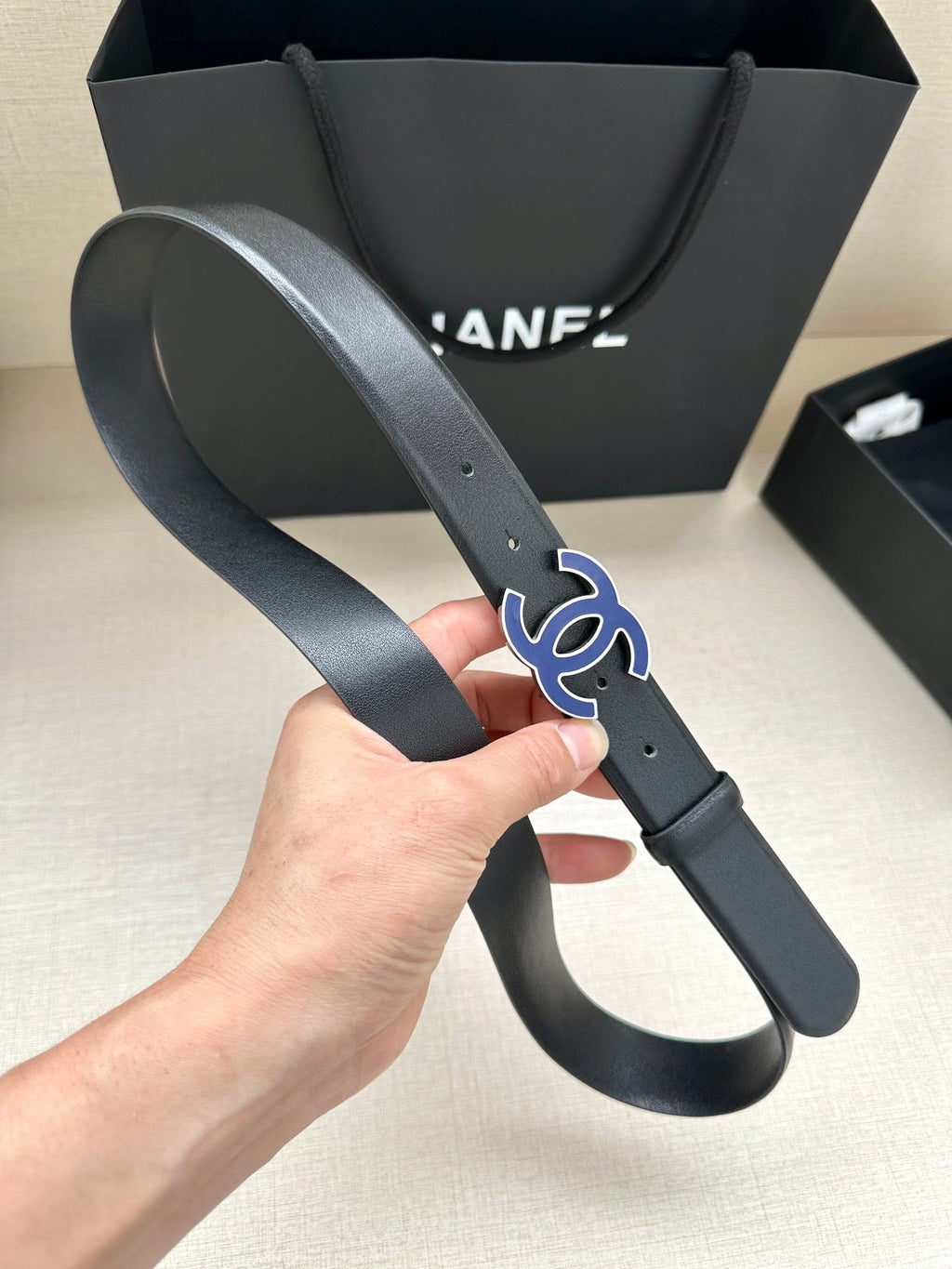 CC 30MM BELT IN BLACK SMOOTH CALFSKIN WITH NAVY BLUE METAL LOGO