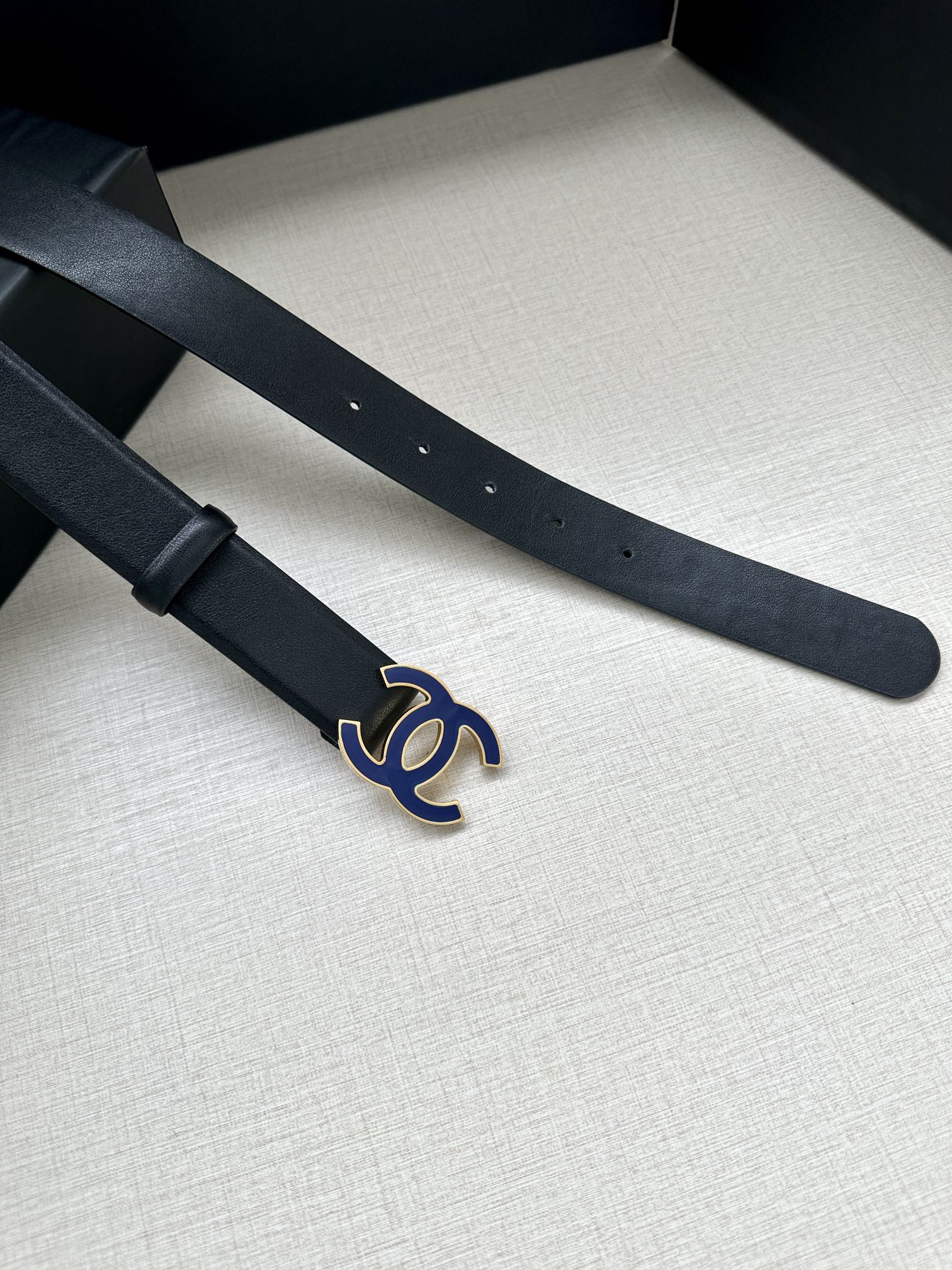 CC 30MM BELT IN BLACK SMOOTH CALFSKIN WITH NAVY BLUE METAL LOGO