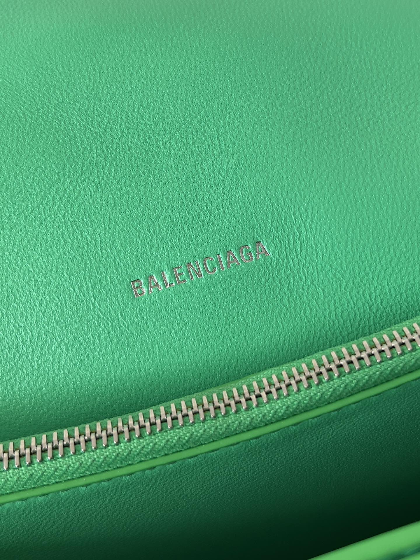 CRUSH CHAINED BAG 32 IN GREEN QUILTED CRUSHED CALFSKIN SILVER HARDWARE