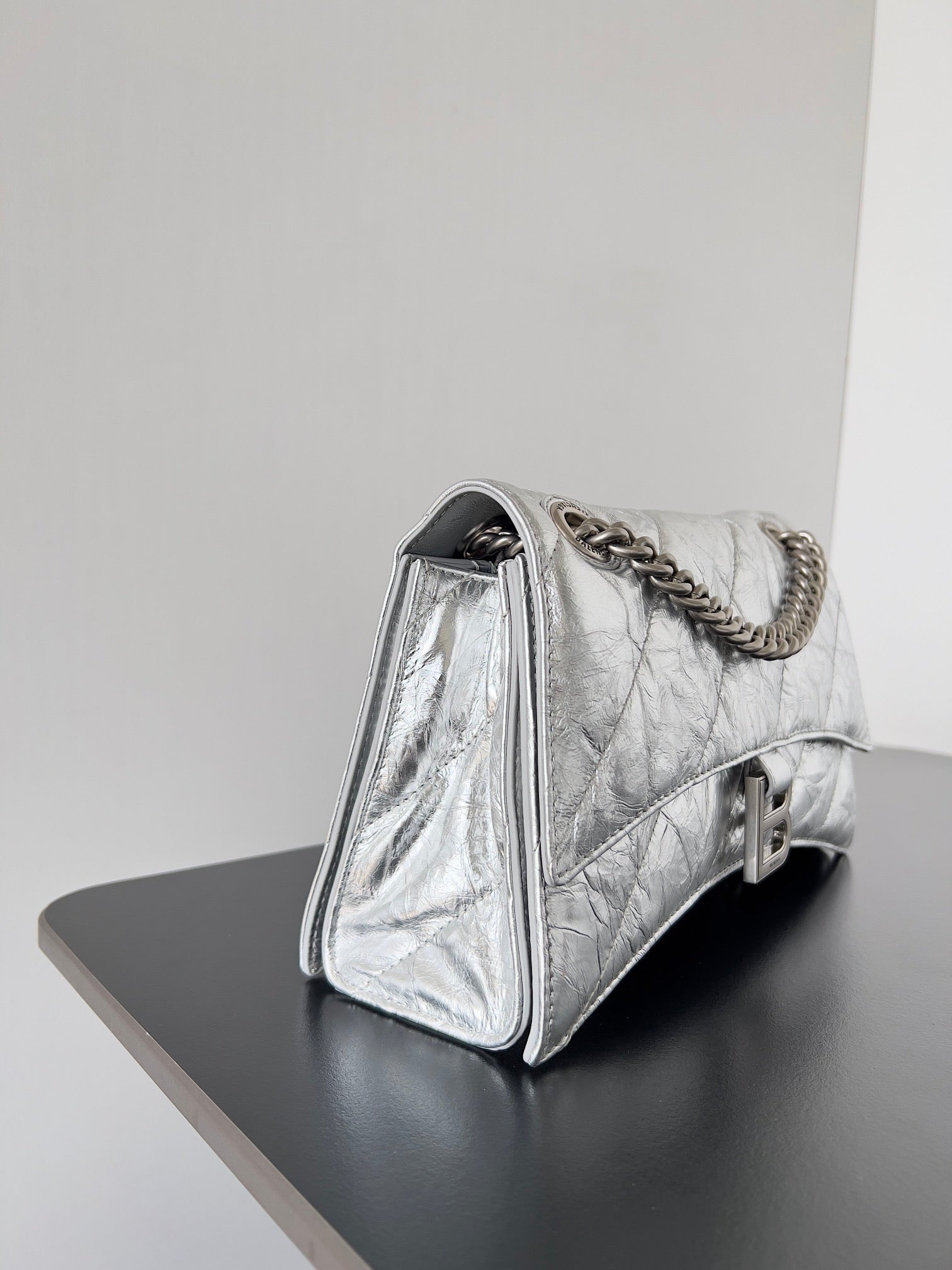 CRUSH CHAINED BAG 25 IN SILVER METALLIC QUILTED CRUSHED CALFSKIN