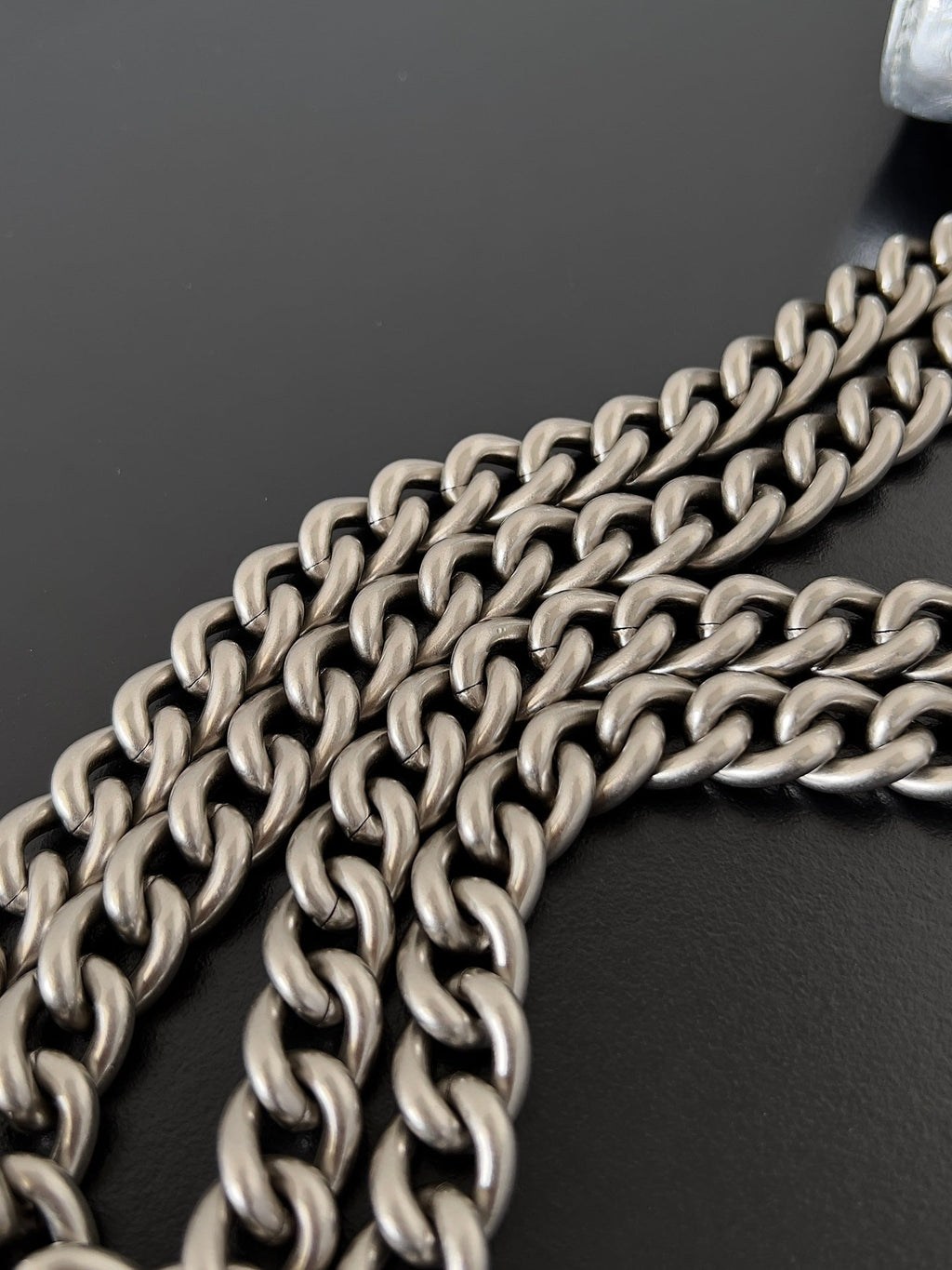 CRUSH CHAINED BAG 25 IN SILVER METALLIC QUILTED CRUSHED CALFSKIN