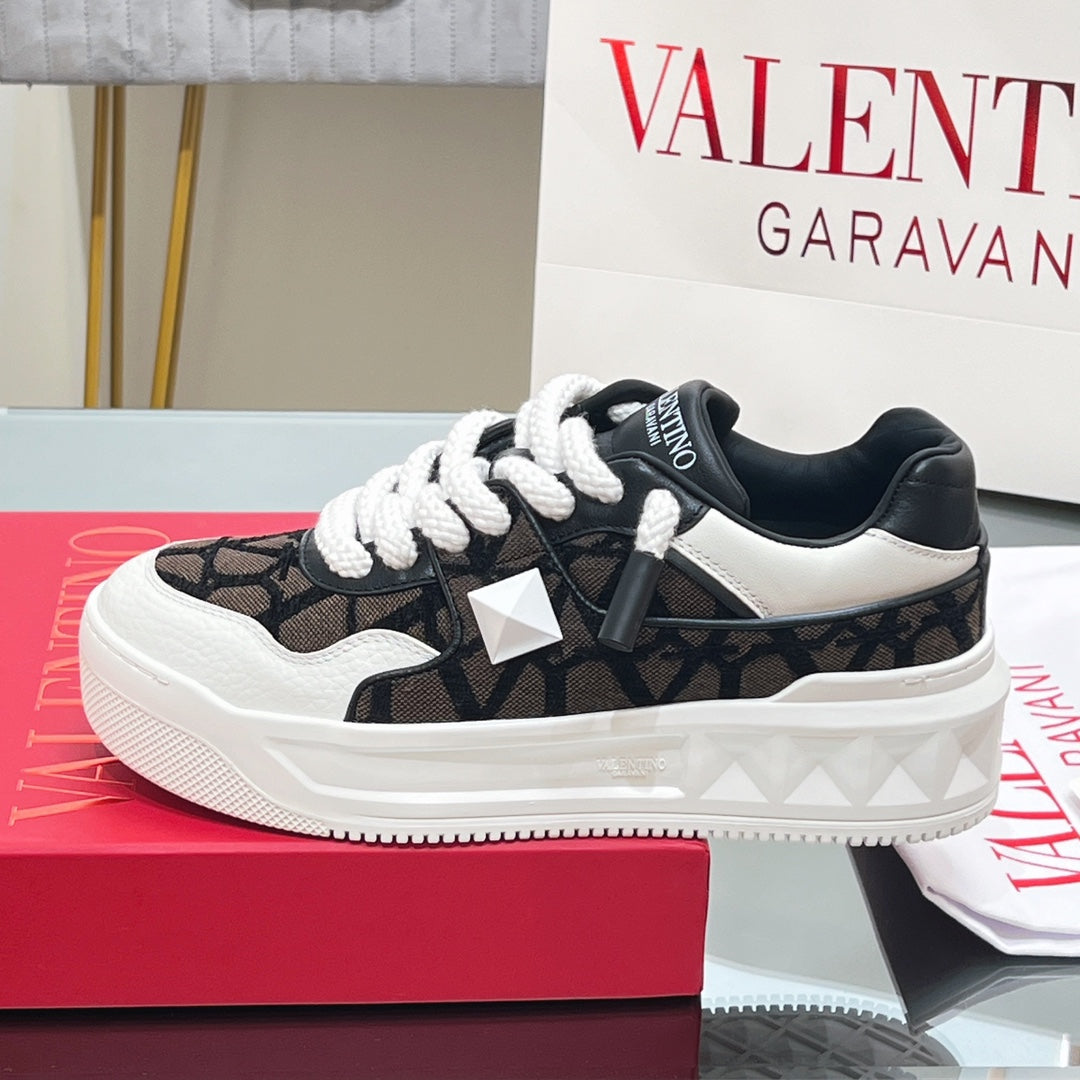 VALENTINO 25S GARAVANI ONE STUD XL PLATFORM SNEAKERS IN WHITE LAMBSKIN AND BROWN CANVAS