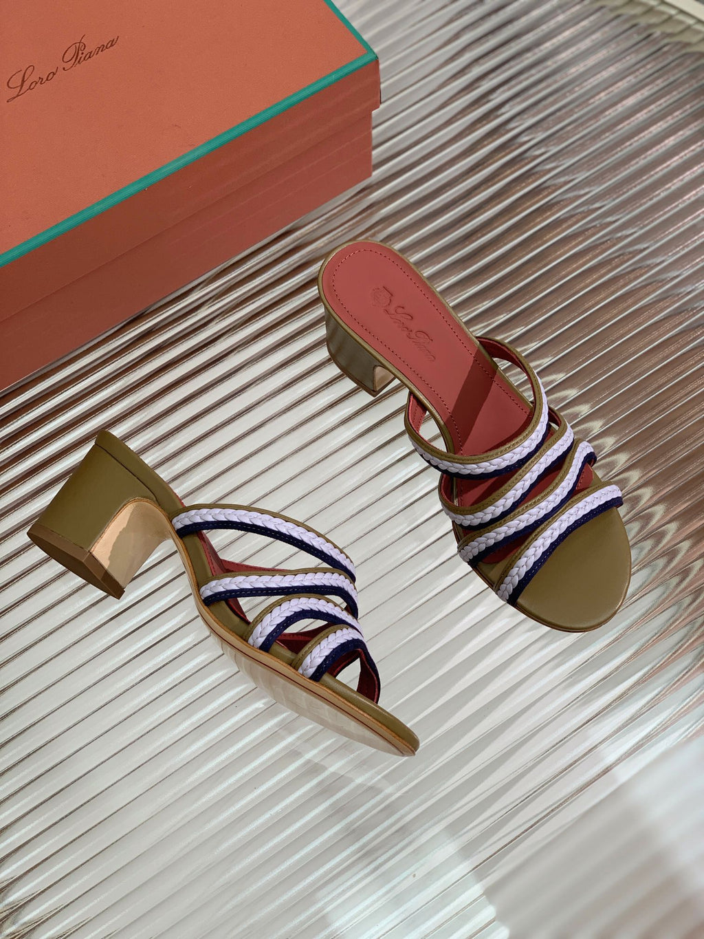 LP SPRIGHTLY CHARMS MID-SANDAL WHITE AND OLIVE CALFSKIN