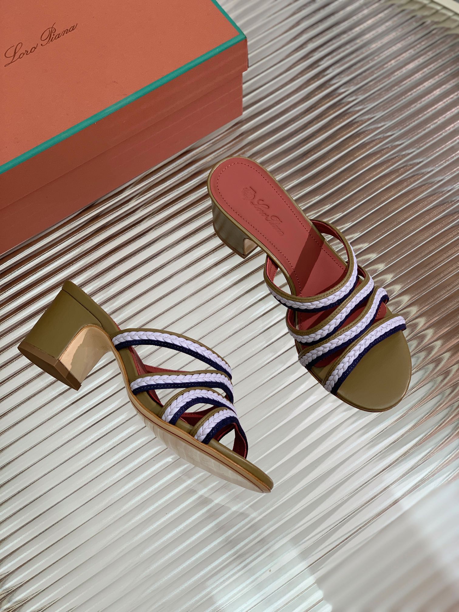 LP SPRIGHTLY CHARMS MID-SANDAL WHITE AND OLIVE CALFSKIN