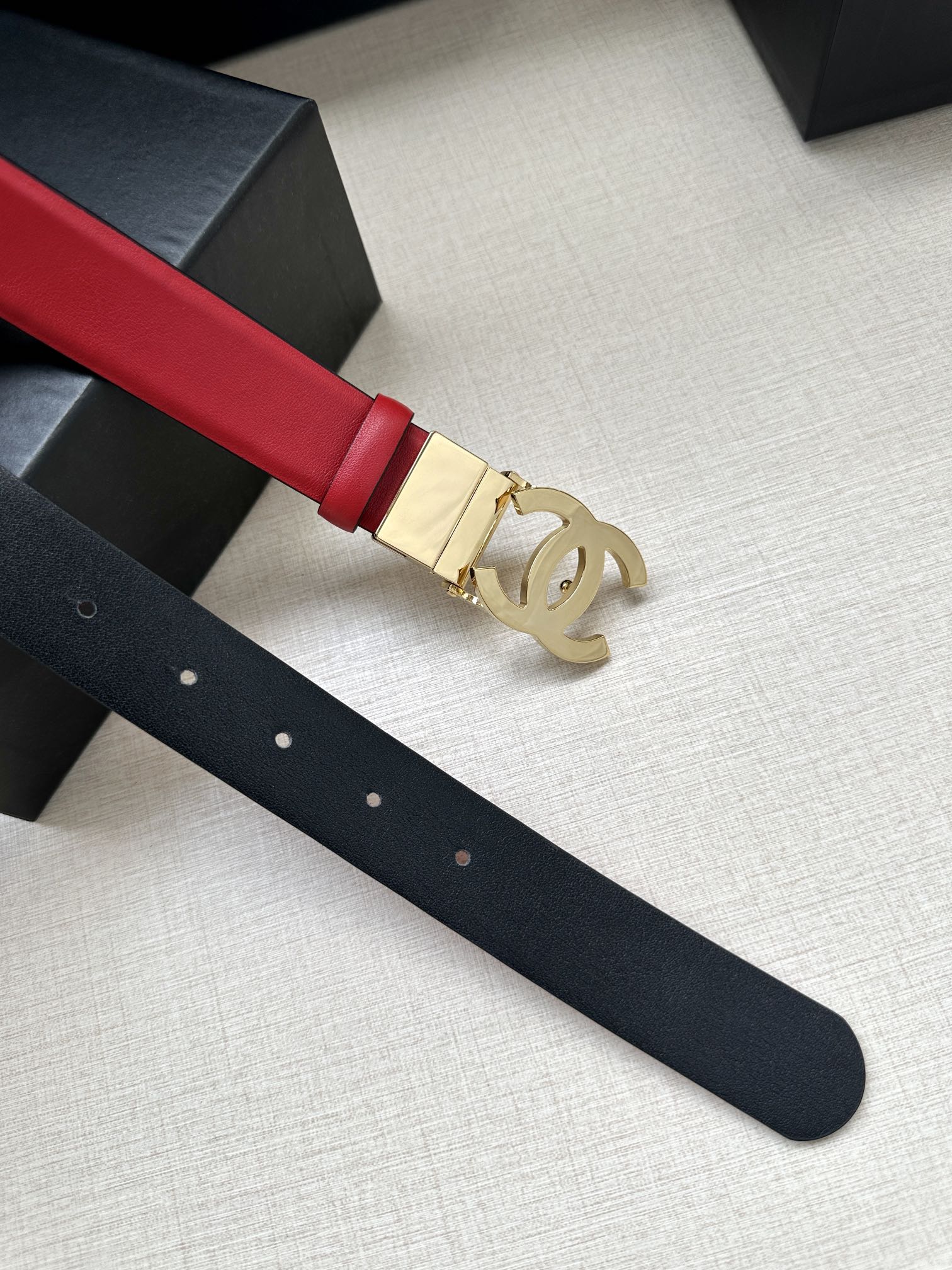 CC 30MM BELT IN CHERRY RED AND BLACK CALFSKIN WITH GOLD HARDWARE