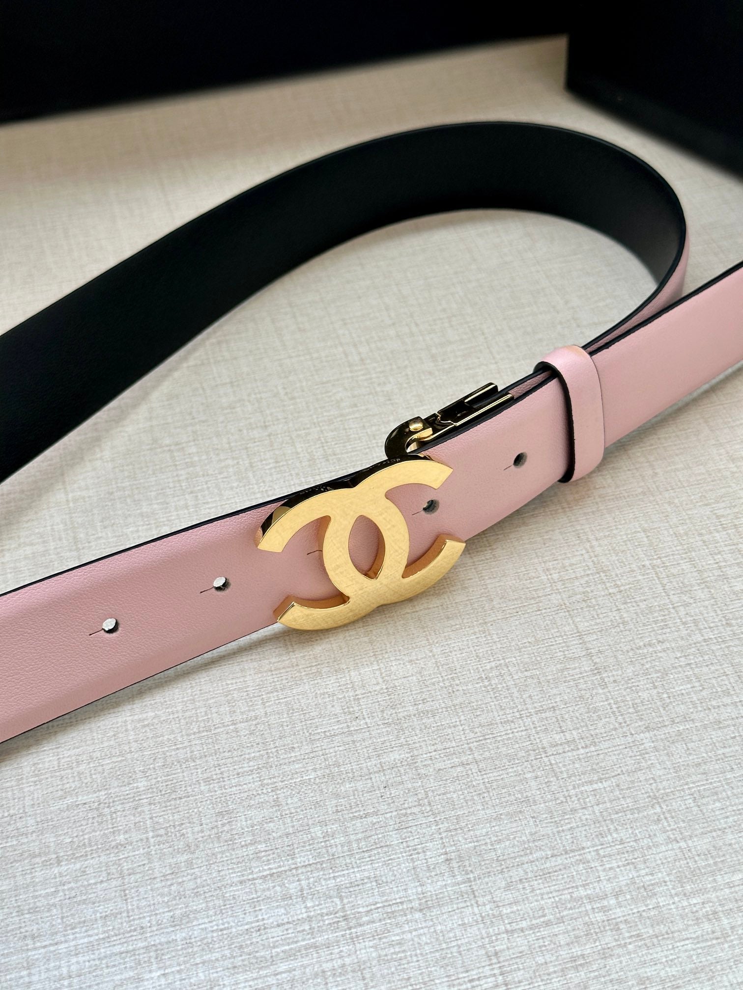 CC 30MM BELT IN LIGHT PINK AND BLACK CALFSKIN WITH GOLD HARDWARE