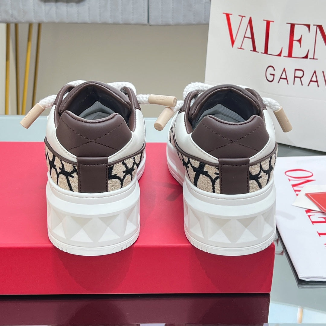 VALENTINO 25S GARAVANI ONE STUD XL PLATFORM SNEAKERS IN WHITE LAMBSKIN AND BEIGE CANVAS