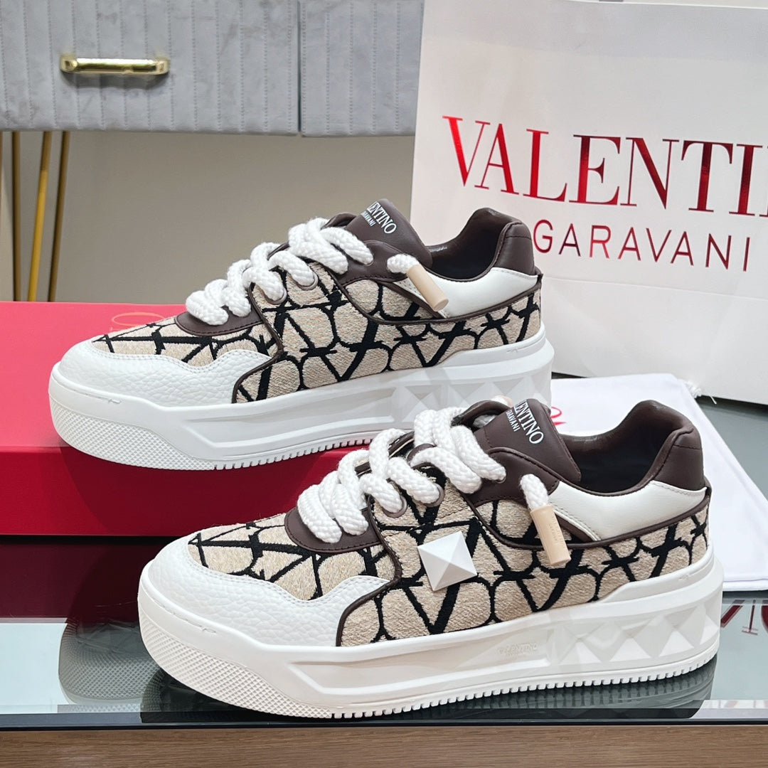 VALENTINO 25S GARAVANI ONE STUD XL PLATFORM SNEAKERS IN WHITE LAMBSKIN AND BEIGE CANVAS