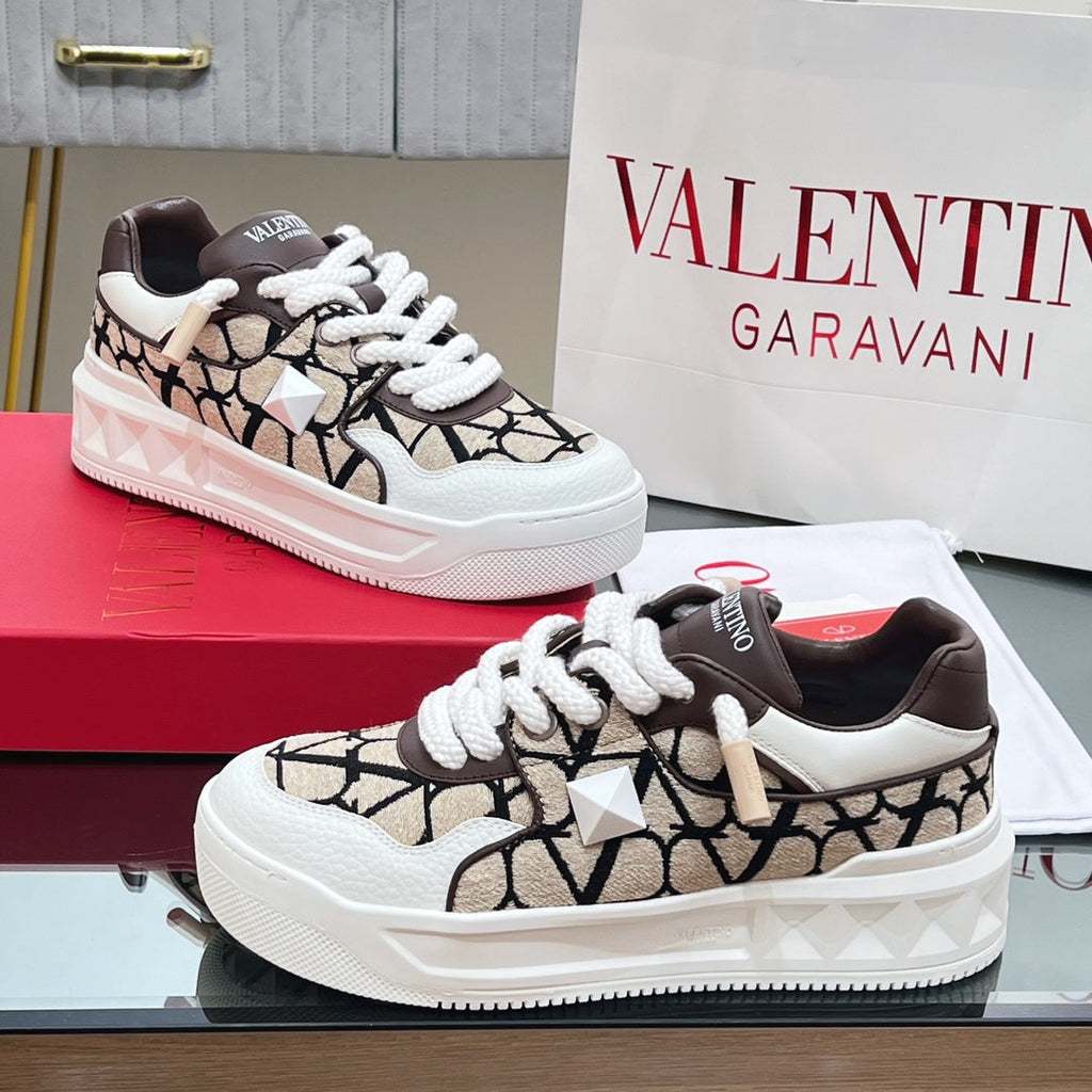 VALENTINO 25S GARAVANI ONE STUD XL PLATFORM SNEAKERS IN WHITE LAMBSKIN AND BEIGE CANVAS