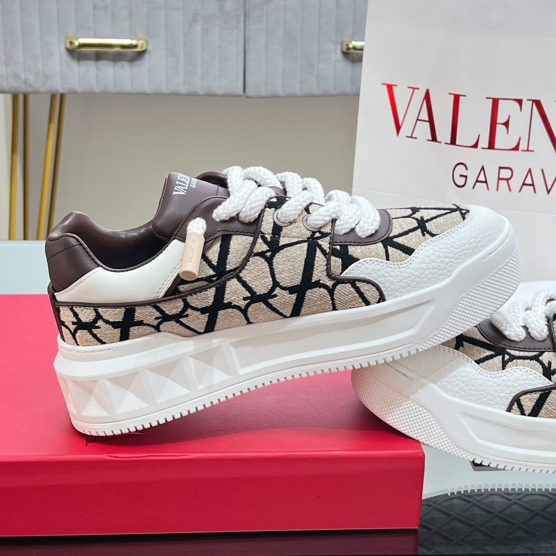 VALENTINO 25S GARAVANI ONE STUD XL PLATFORM SNEAKERS IN WHITE LAMBSKIN AND BEIGE CANVAS