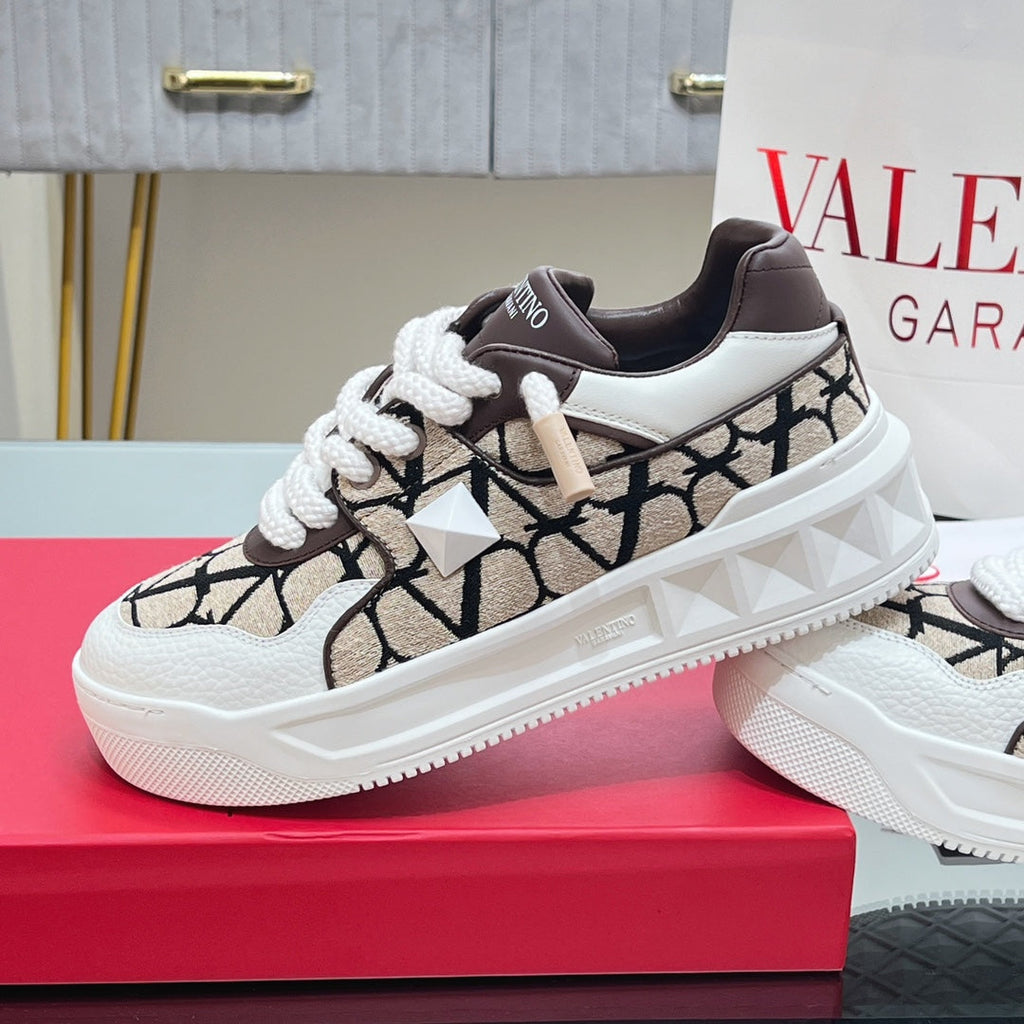 VALENTINO 25S GARAVANI ONE STUD XL PLATFORM SNEAKERS IN WHITE LAMBSKIN AND BEIGE CANVAS