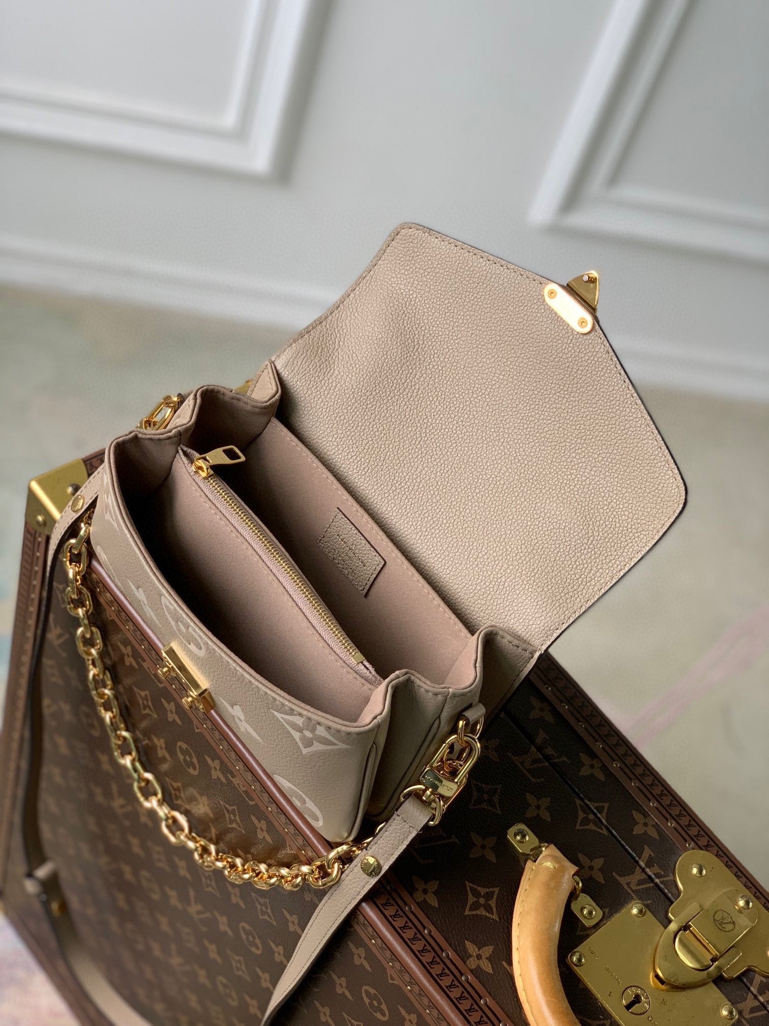 POCHETTE MÉTIS EAST WEST 21 IN BEIGE MONOGRAM EMPREINTE CALFSKIN EMBOSSED LOGO