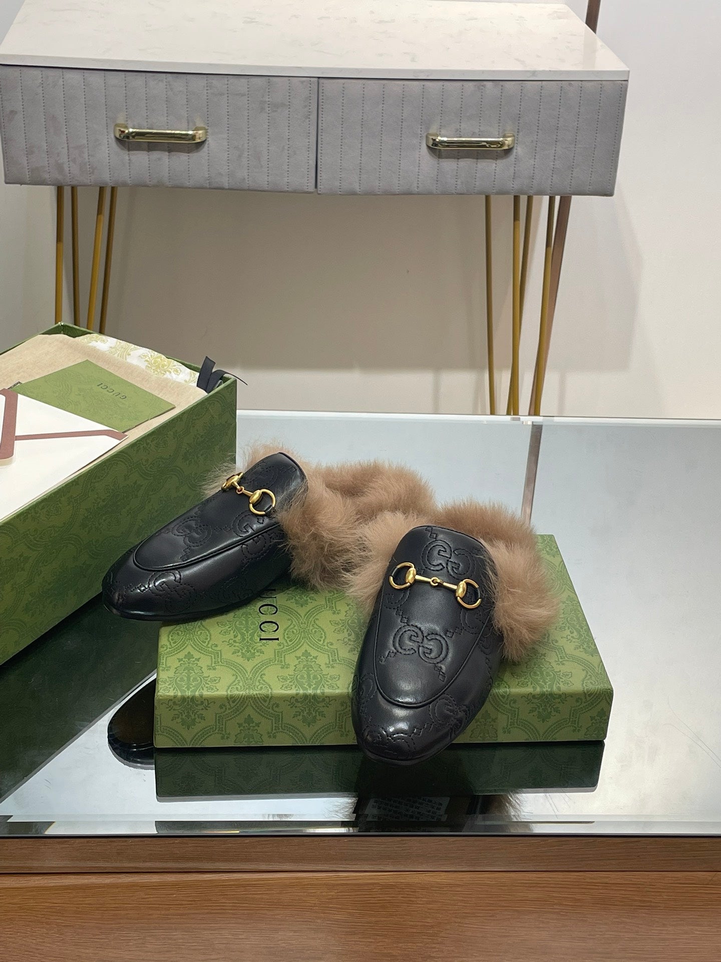 HORSEBIT MULE IN BLACK EMBOSSED CALFSKIN AND LAMB WOOL LINING