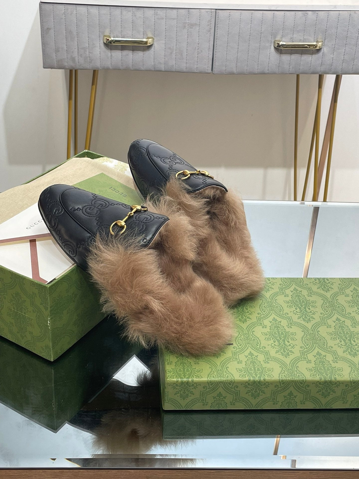 HORSEBIT MULE IN BLACK EMBOSSED CALFSKIN AND LAMB WOOL LINING