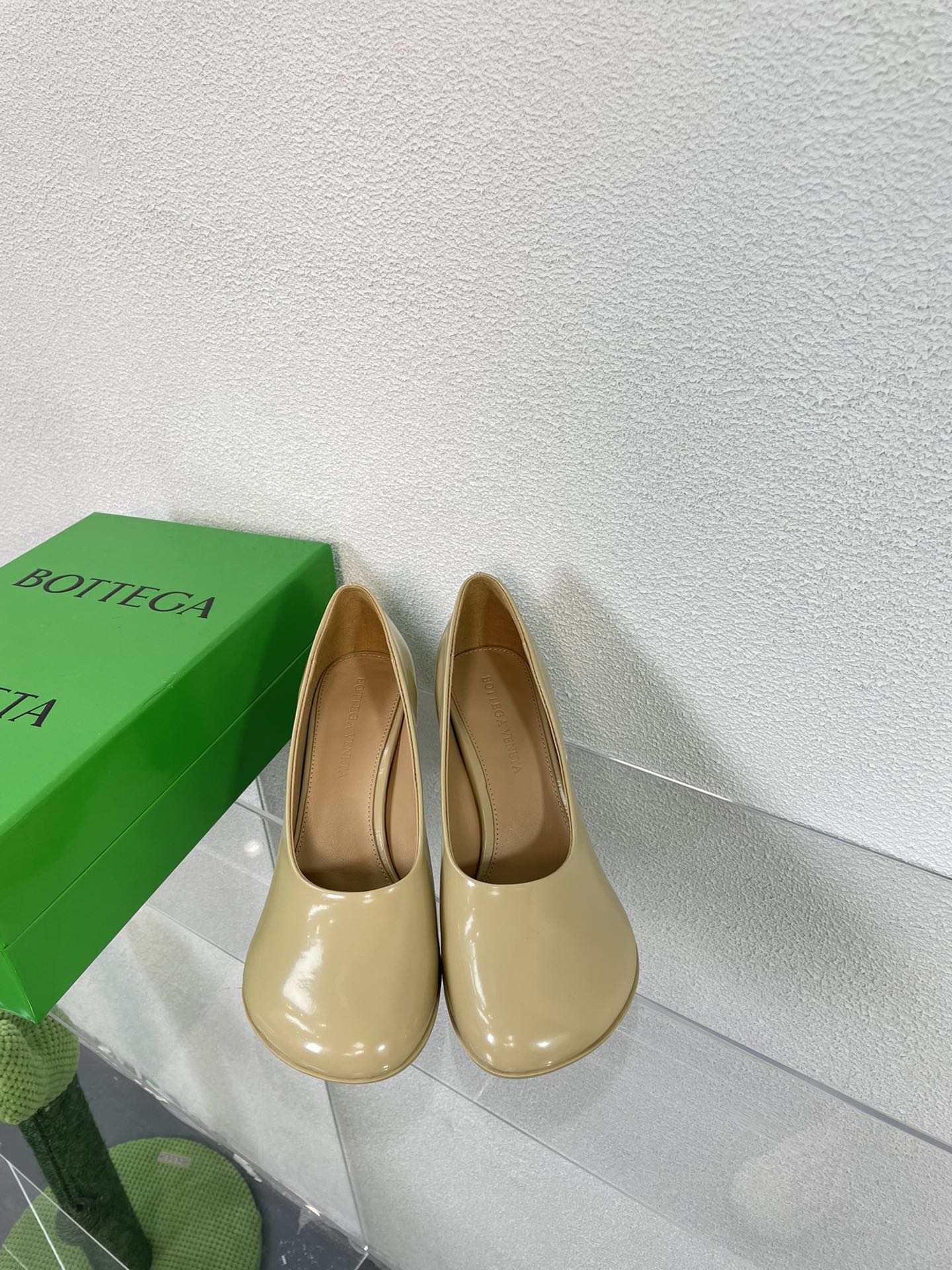 ATOMIC HIGH PUMP 9 CM IN BISQUE BEIGE CALFSKIN