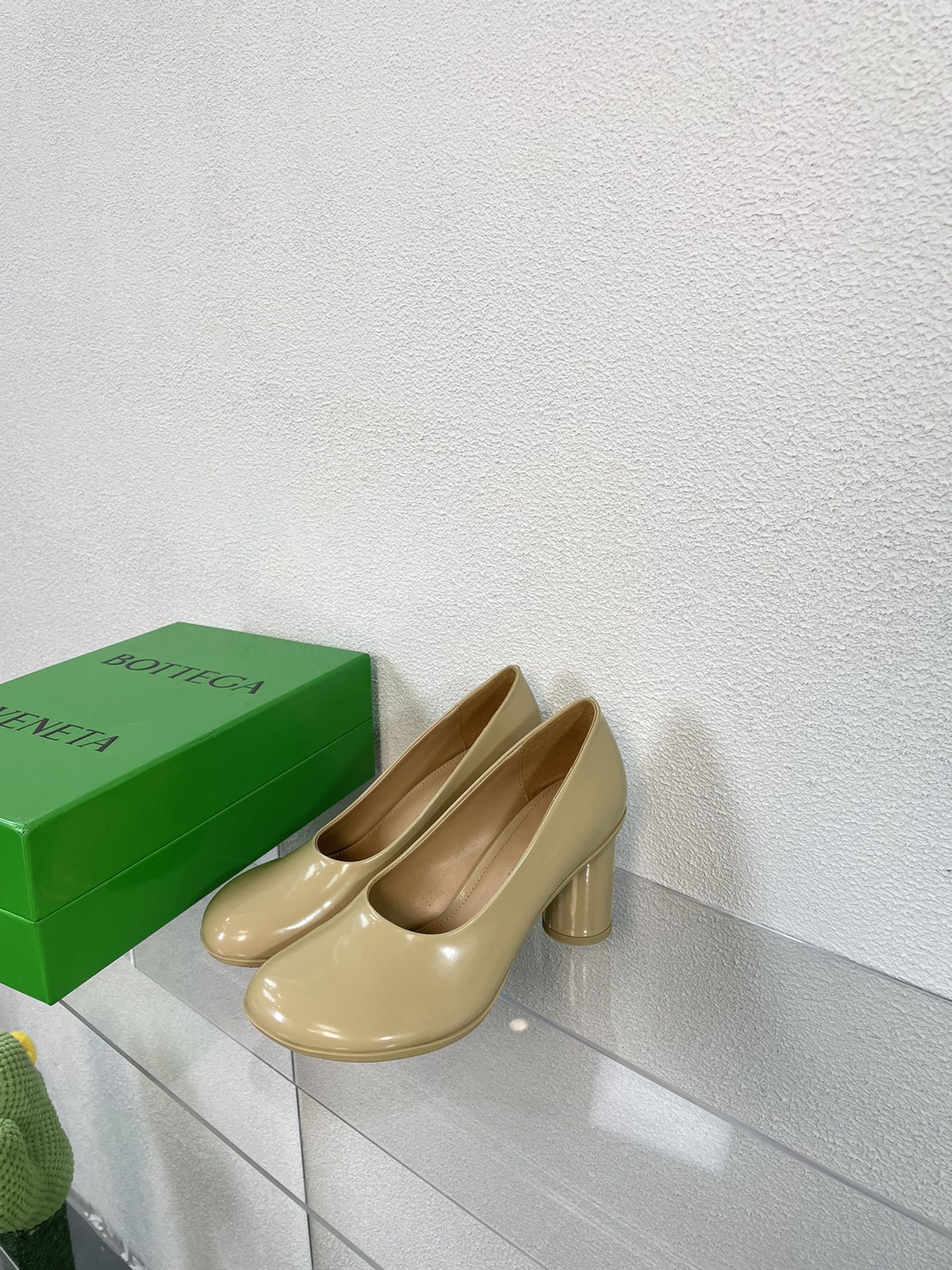 ATOMIC HIGH PUMP 9 CM IN BISQUE BEIGE CALFSKIN