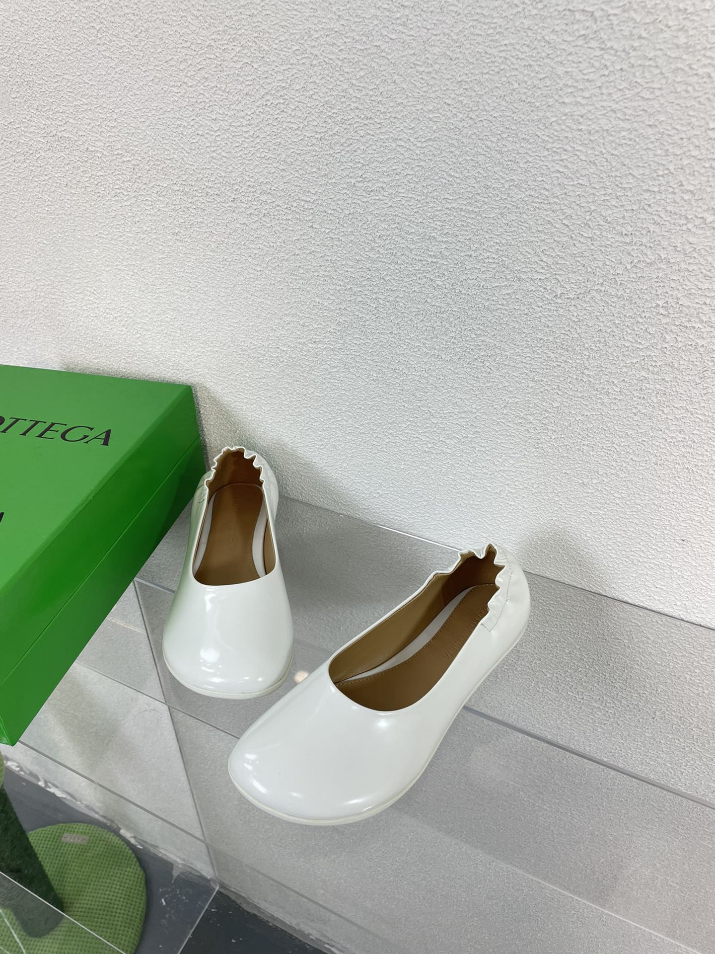 ATOMIC BALLERINA FLAT IN WHITE CALFSKIN