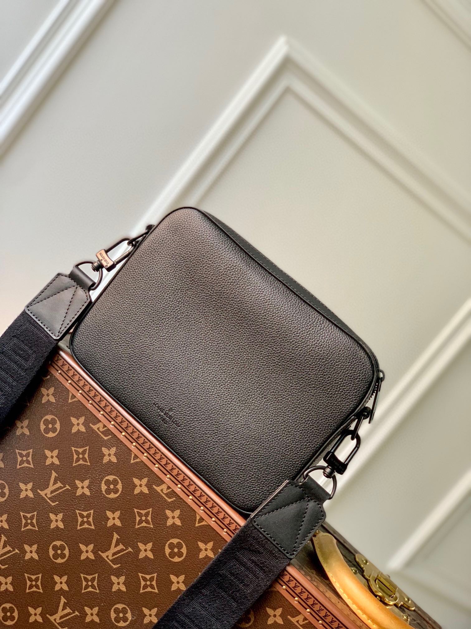 FASTLINE MESSENGER 23.5 IN DARK BROWN PATENT CALFSKIN