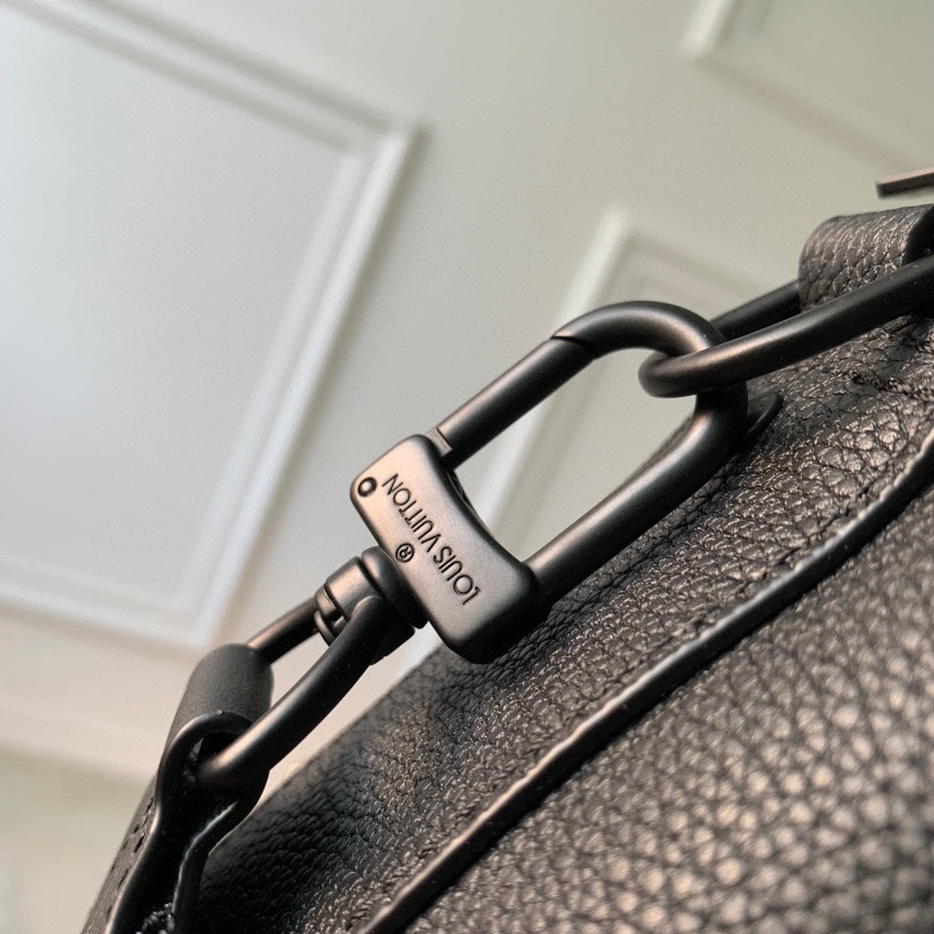 FASTLINE MESSENGER 23.5 IN DARK BROWN PATENT CALFSKIN