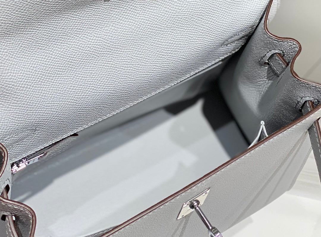 KELLY 25CM IN GRIS PERLE EPSOM CALFSKIN PALLADIUM HARDWARE