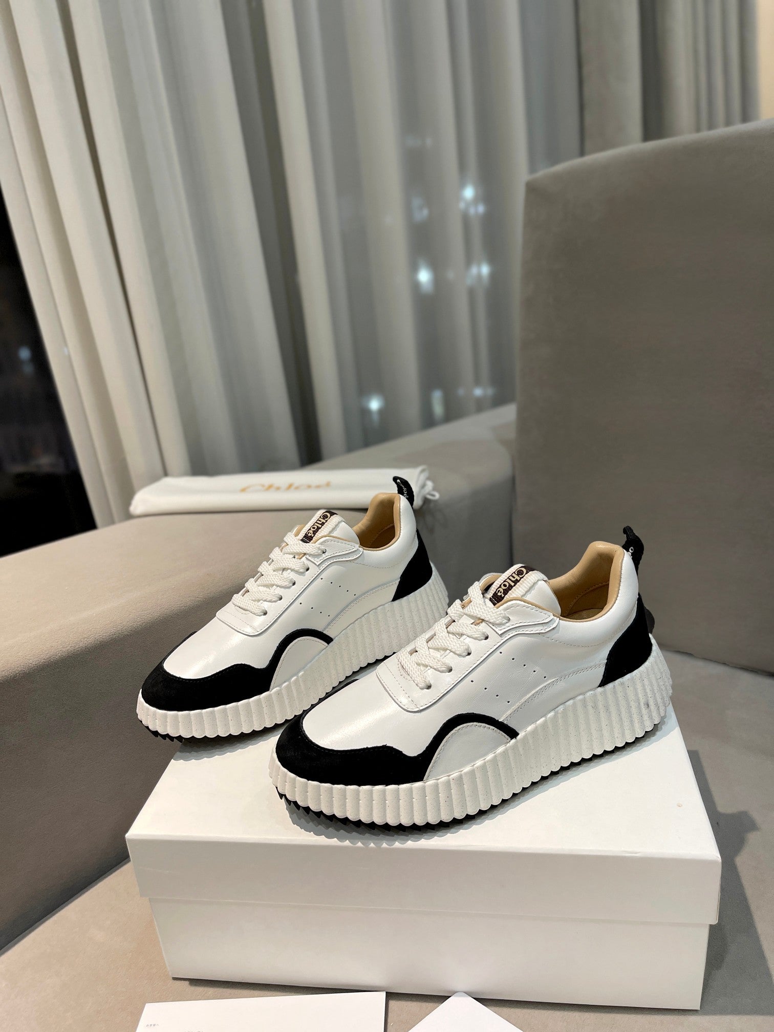 CHLOÉ NAMA SNEAKER IN WHITE LAMBSKIN AND BLACK SUEDE