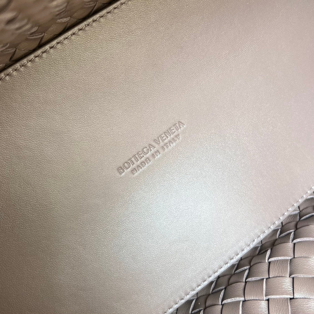 LARGE CABAT 51 IN SADDLE BROWN LAMBSKIN